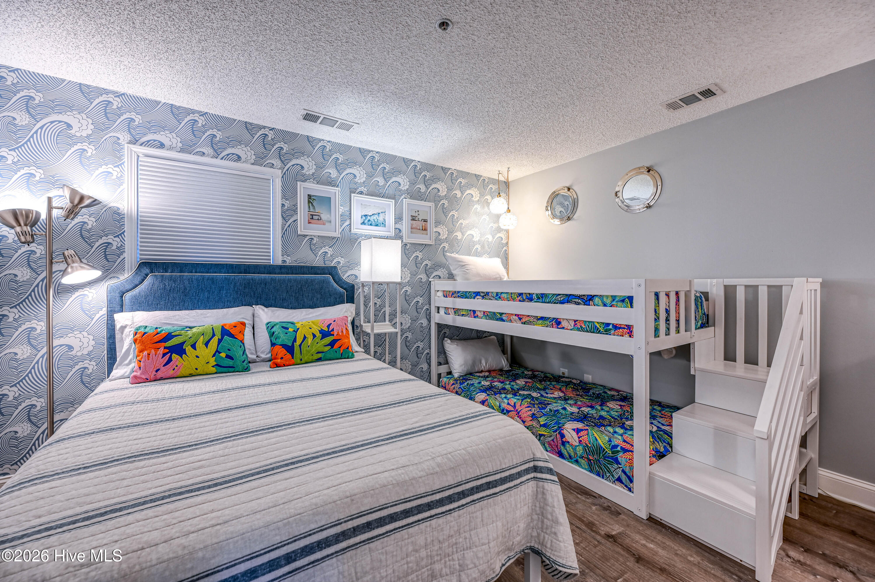 100568256 | Photo 36