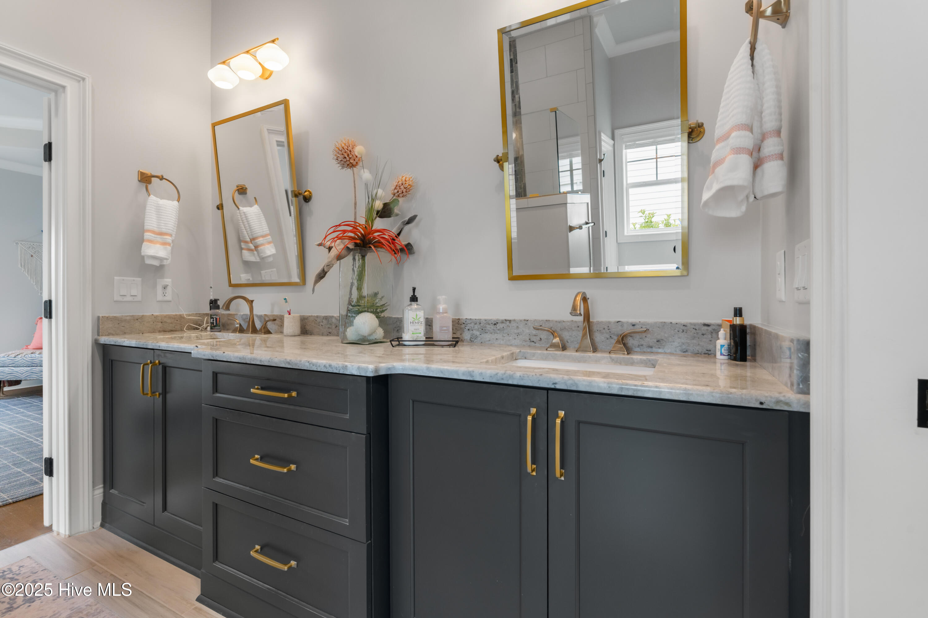 100551576 | Photo 30