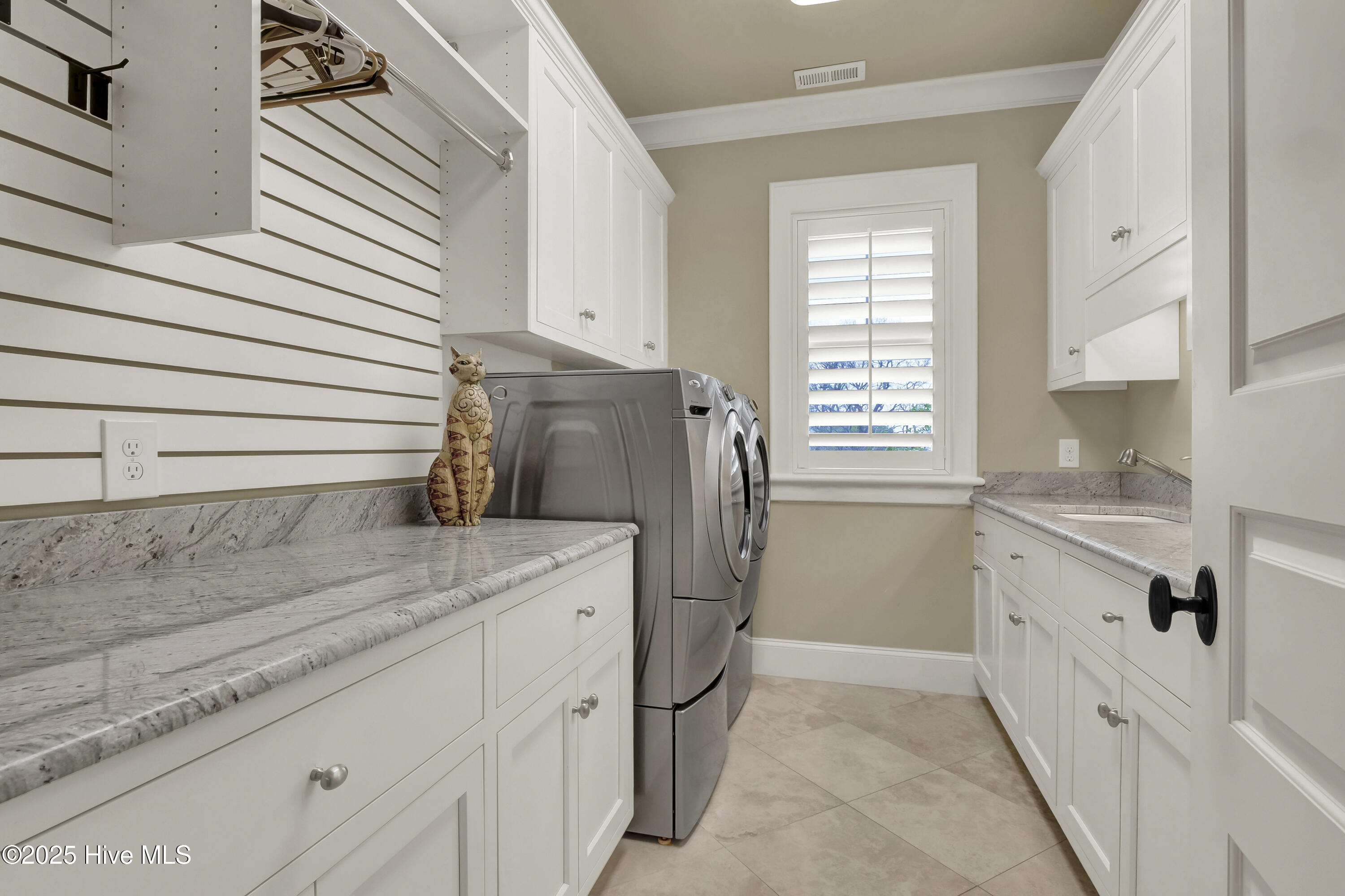 100504113 | Photo 55