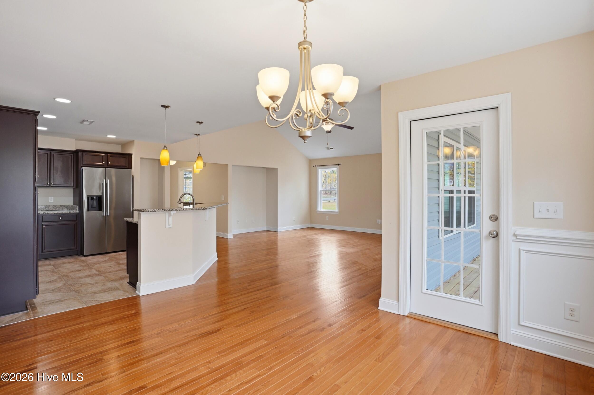 100564598 | Photo 14