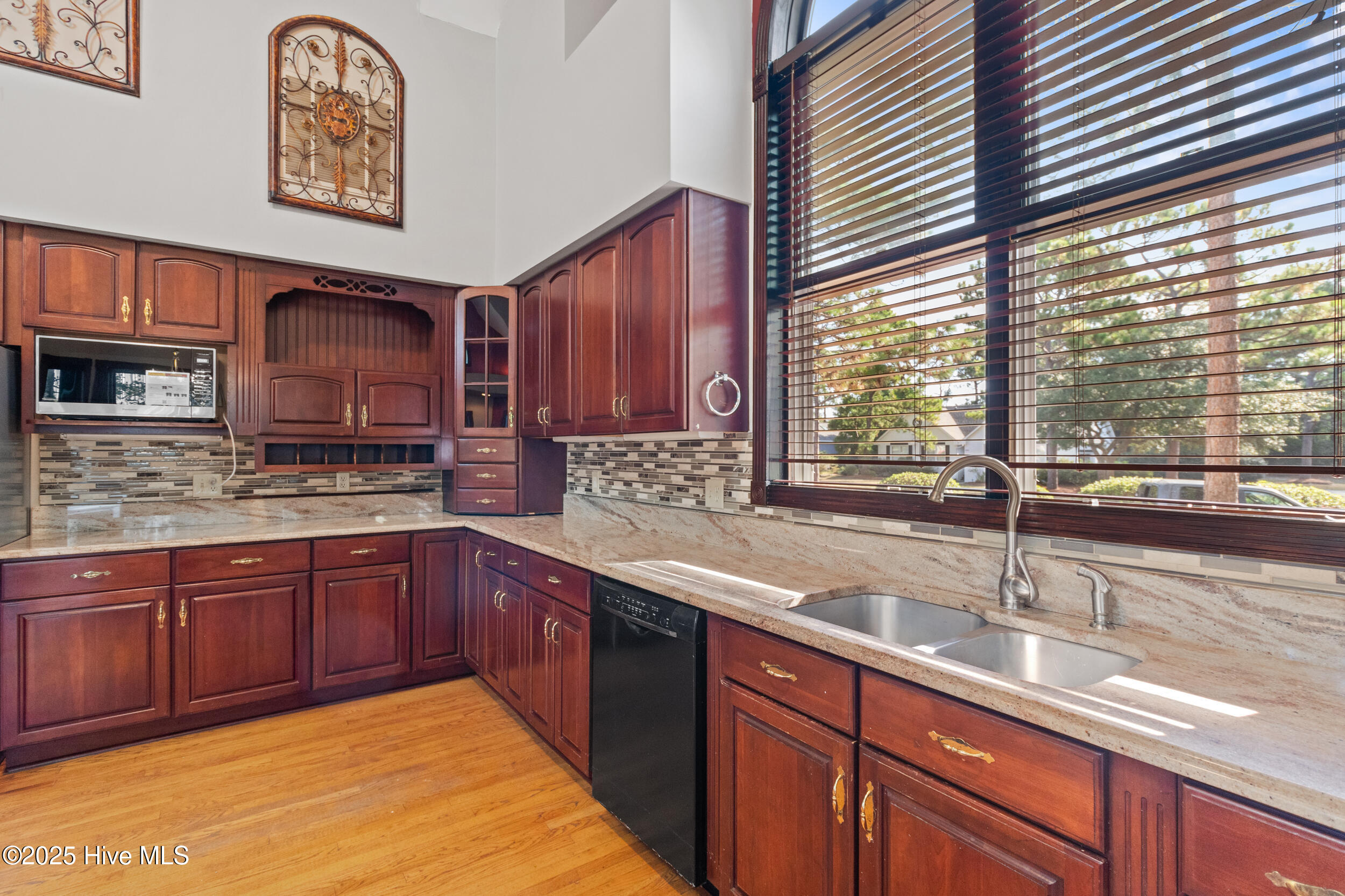 100531940 | Photo 28