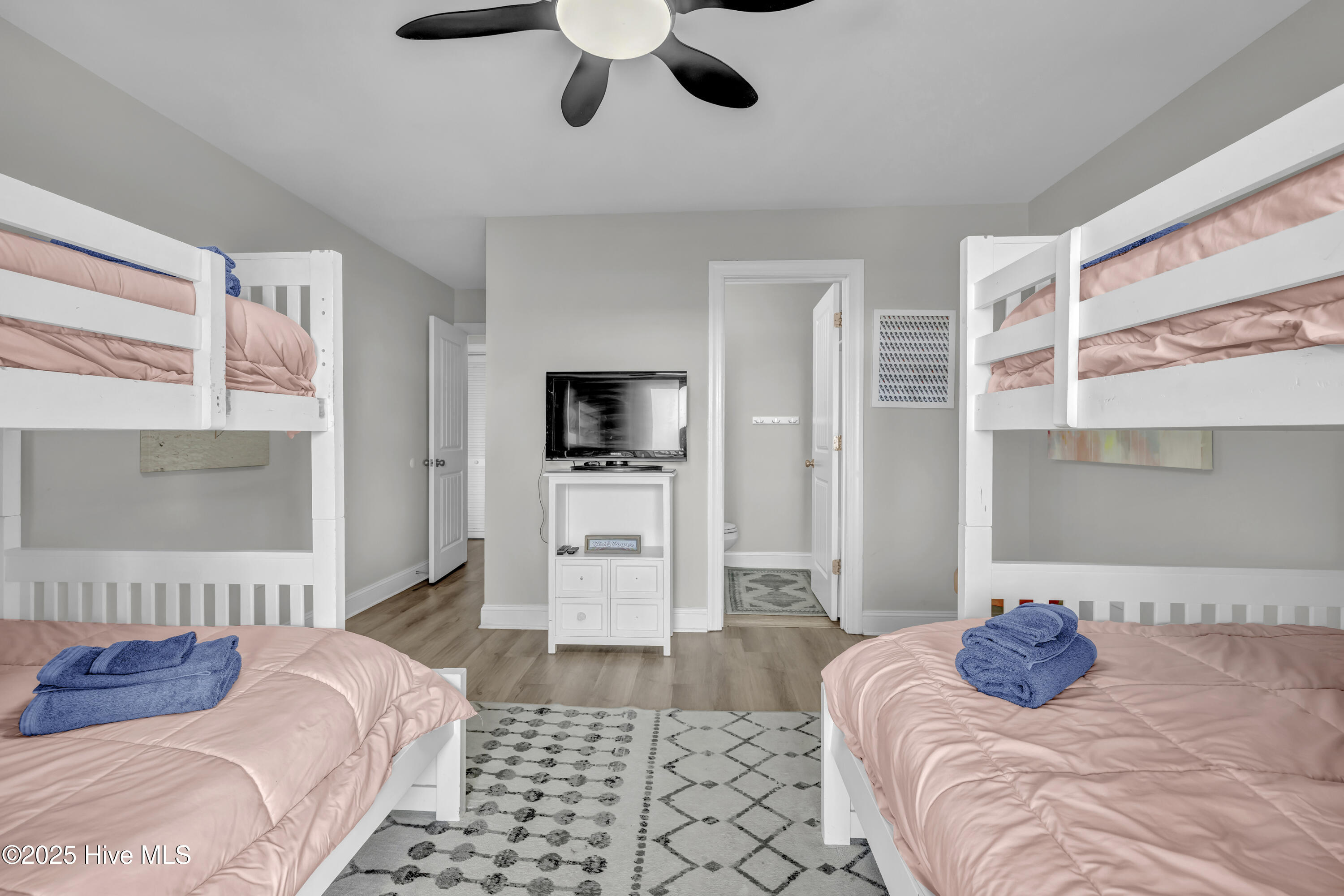 100535806 | Photo 34