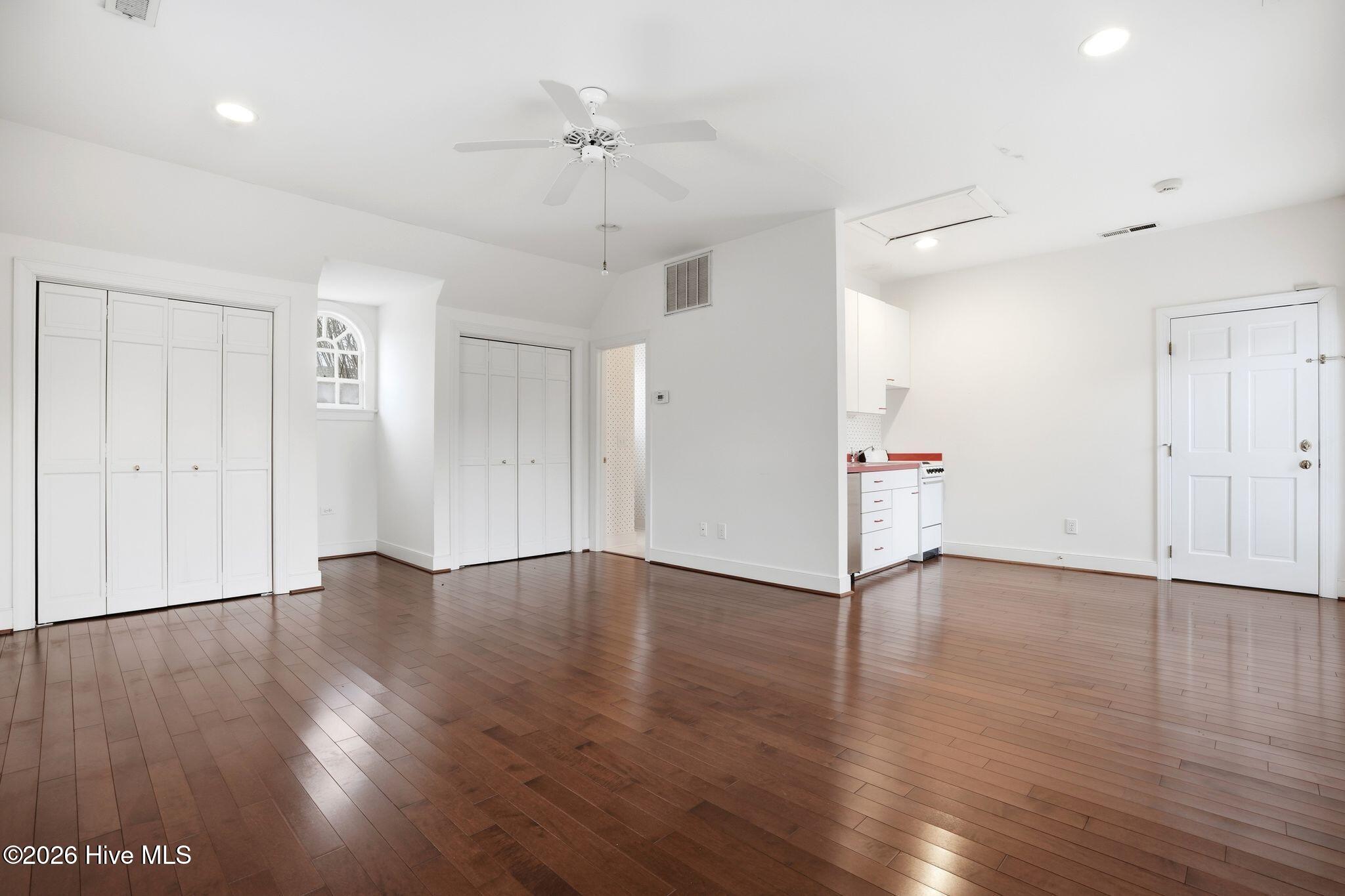 100556046 | Photo 86