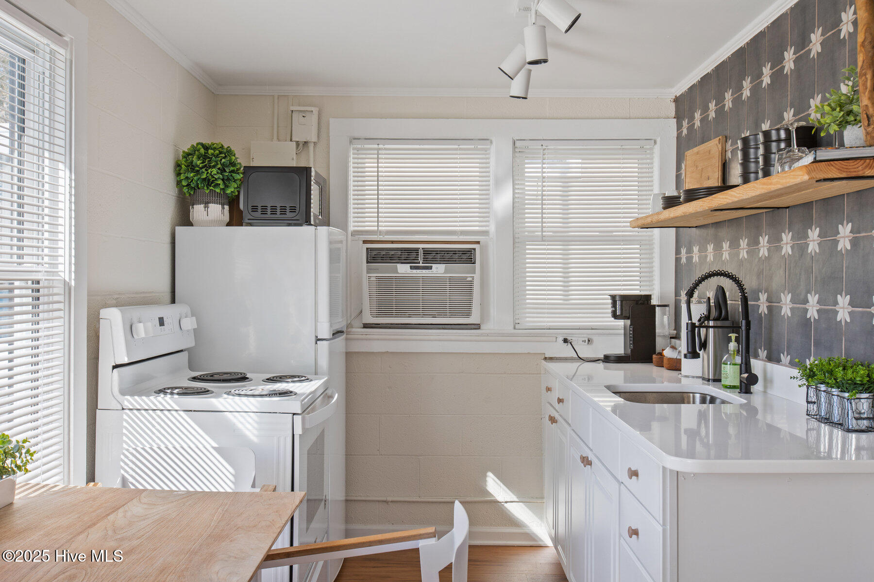 100540595 | Photo 10