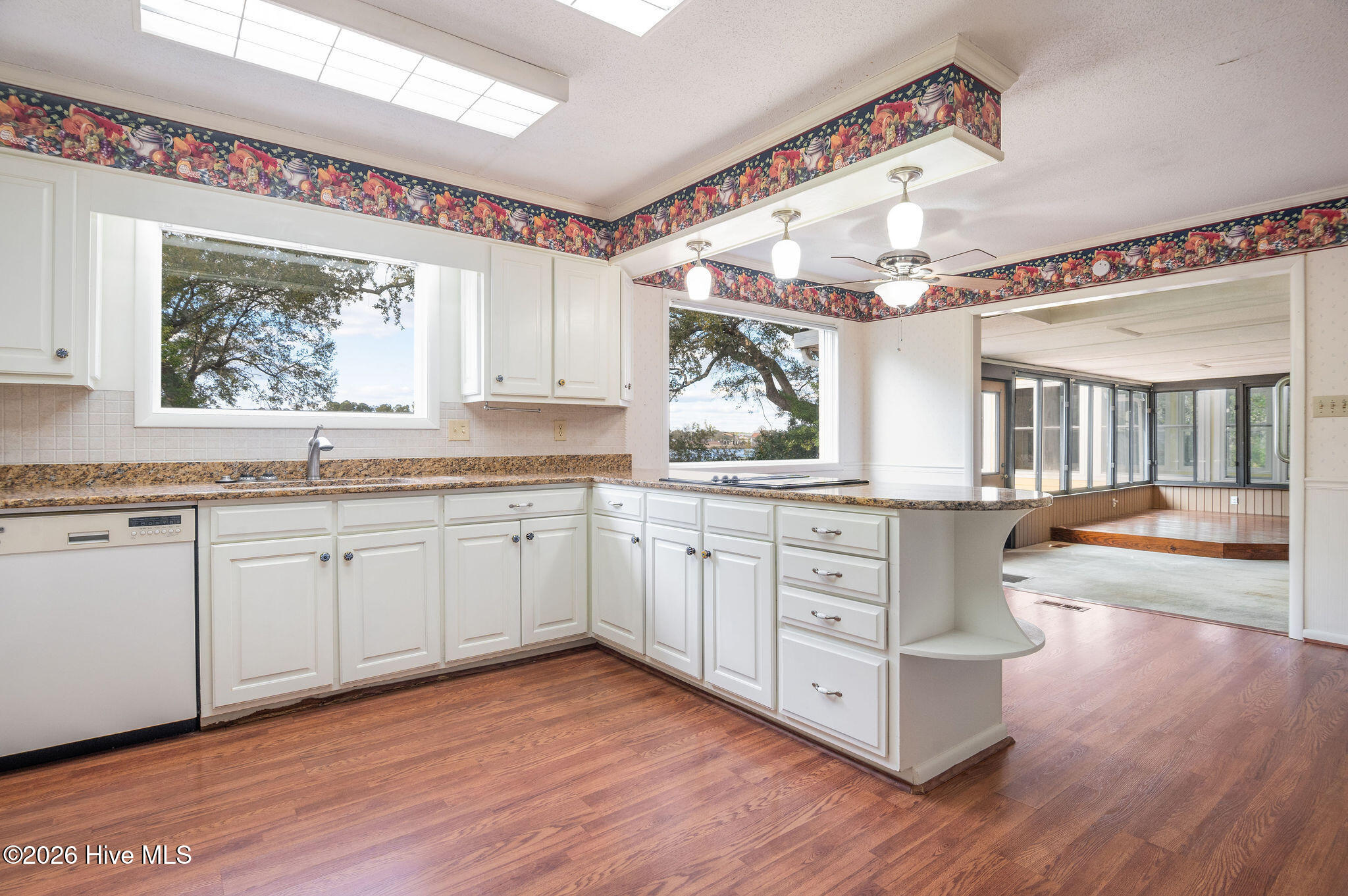 100556602 | Photo 23