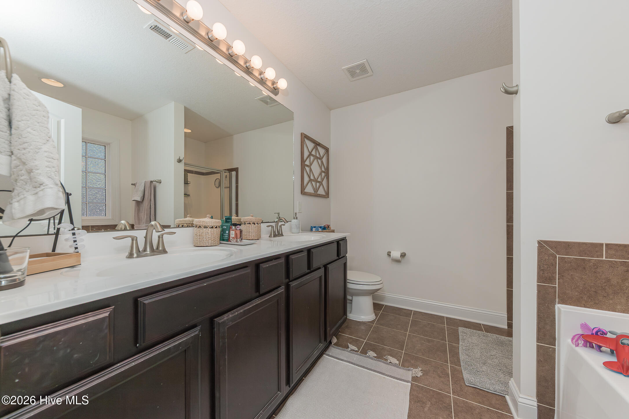 100558086 | Photo 22