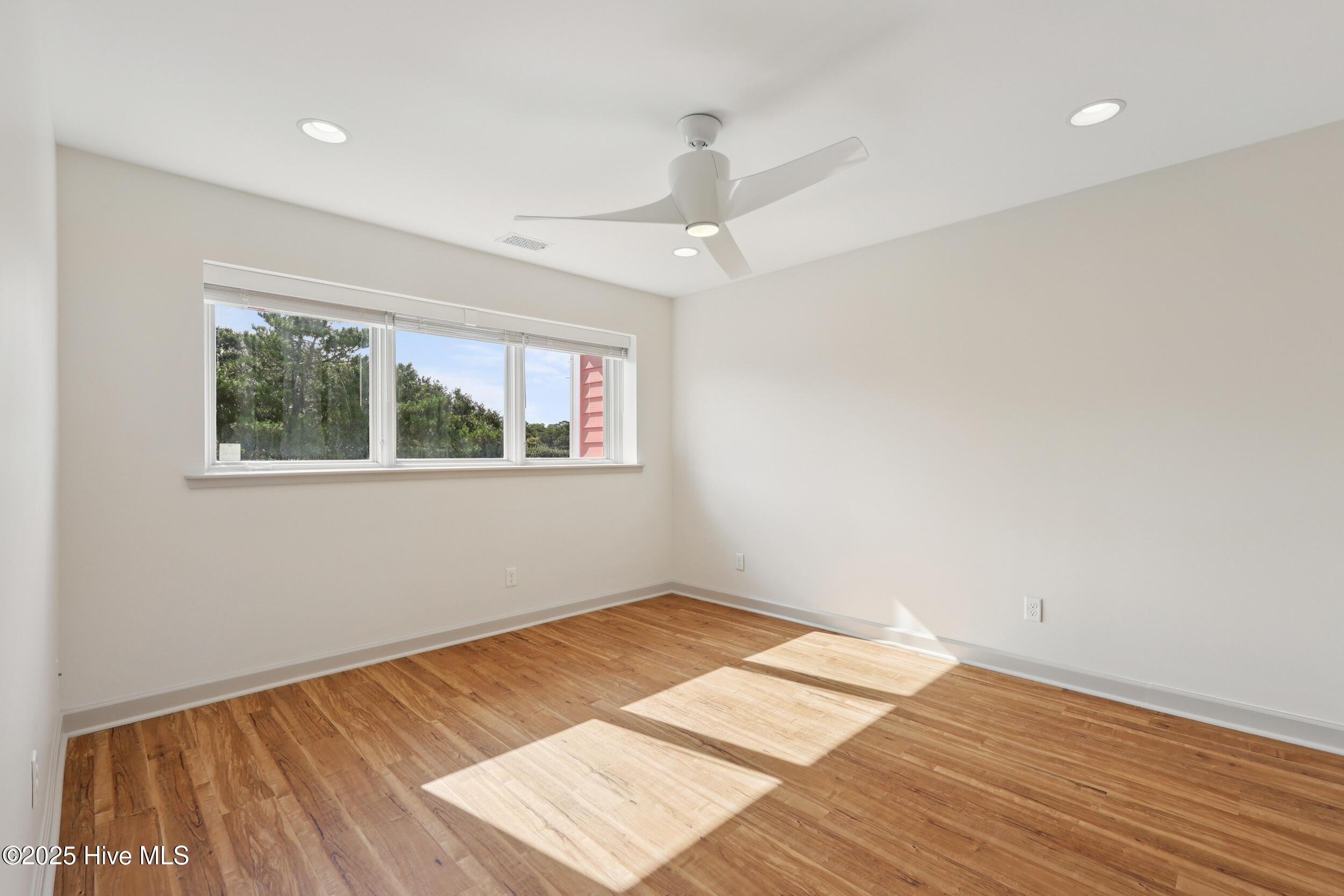 100518550 | Photo 25