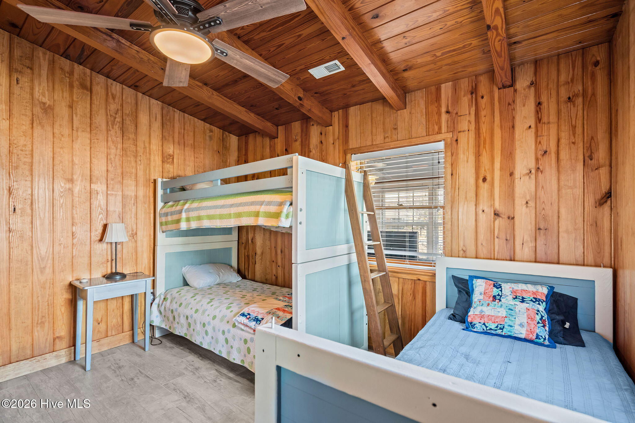 100545897 | Photo 32