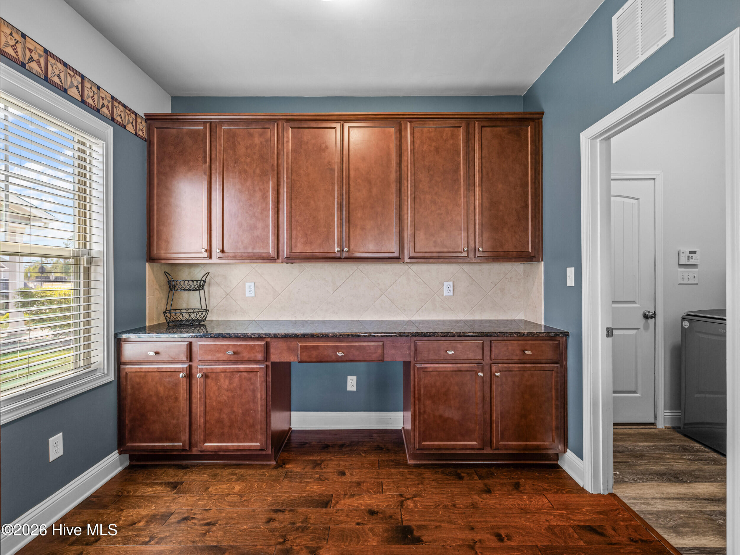 100567320 | Photo 17