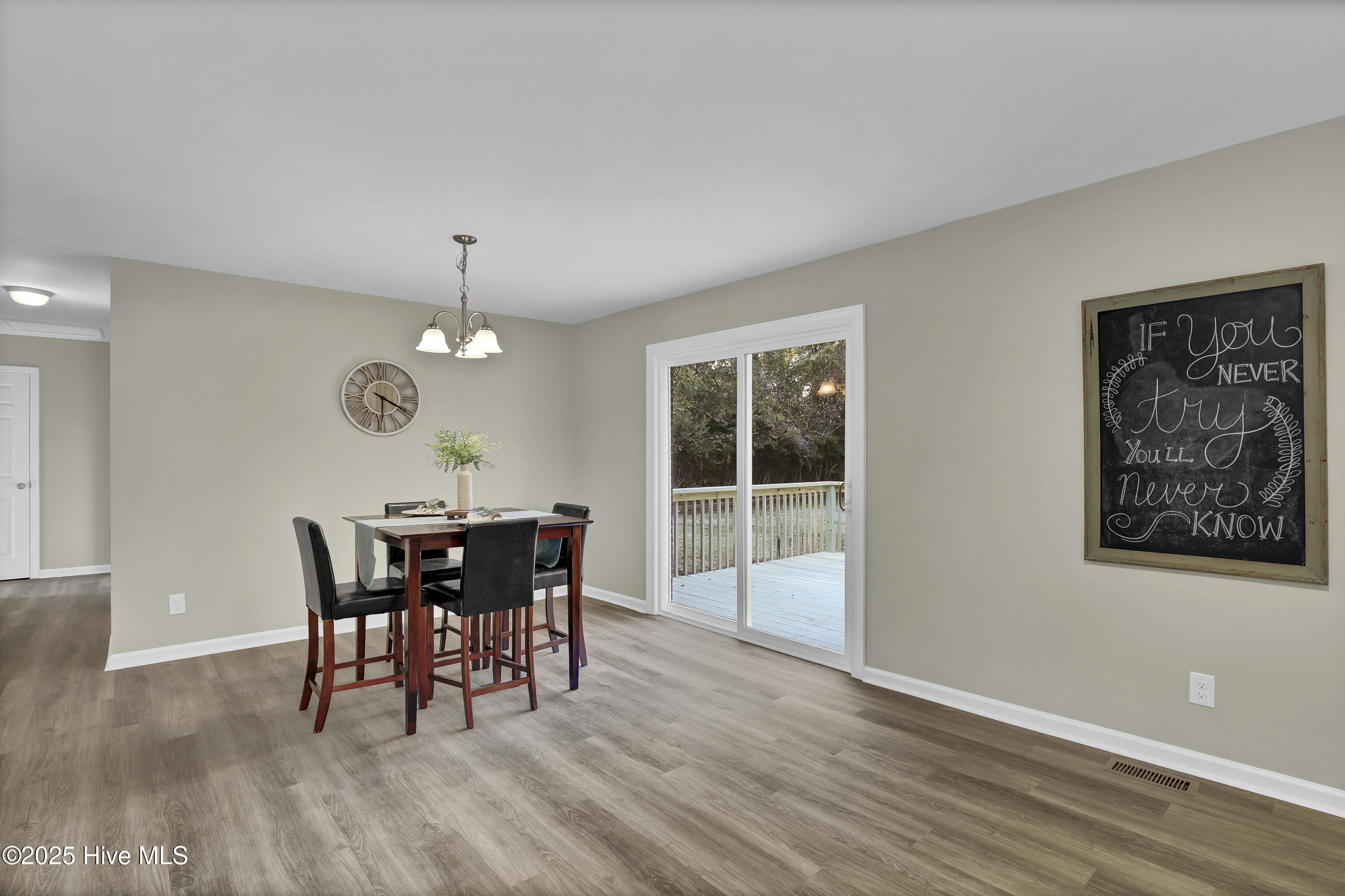 100542523 | Photo 12