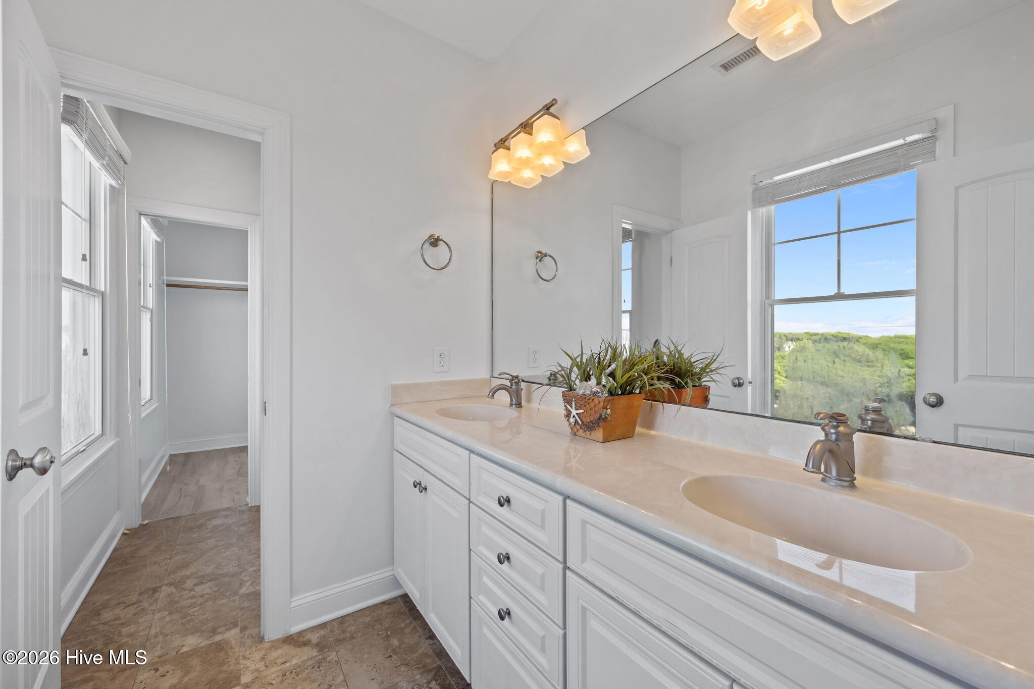 100570241 | Photo 48