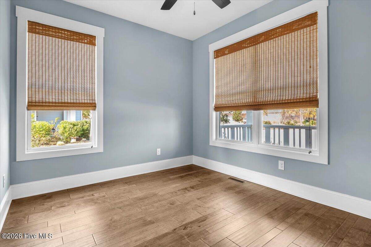 100558839 | Photo 51