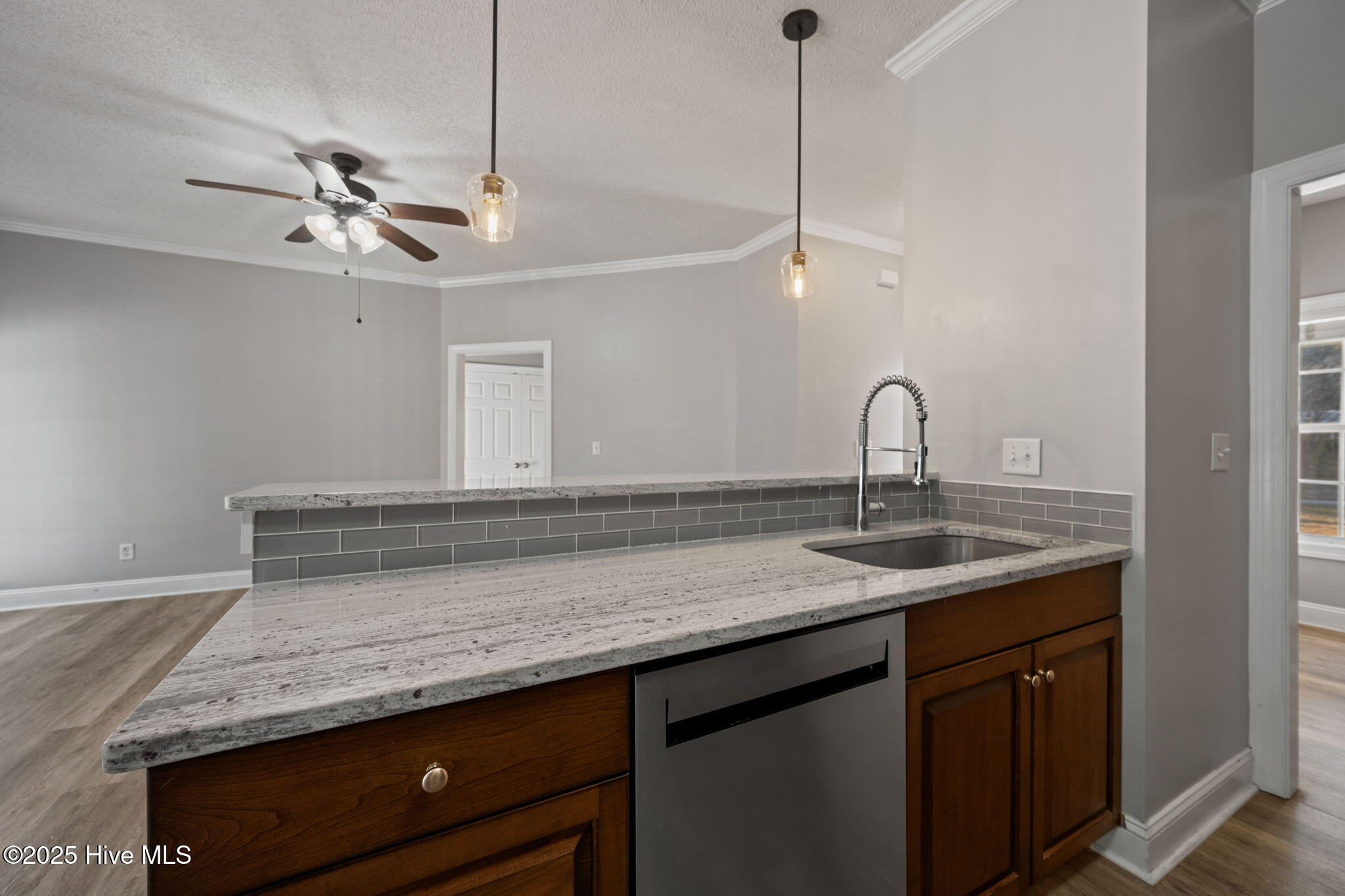 100542743 | Photo 14