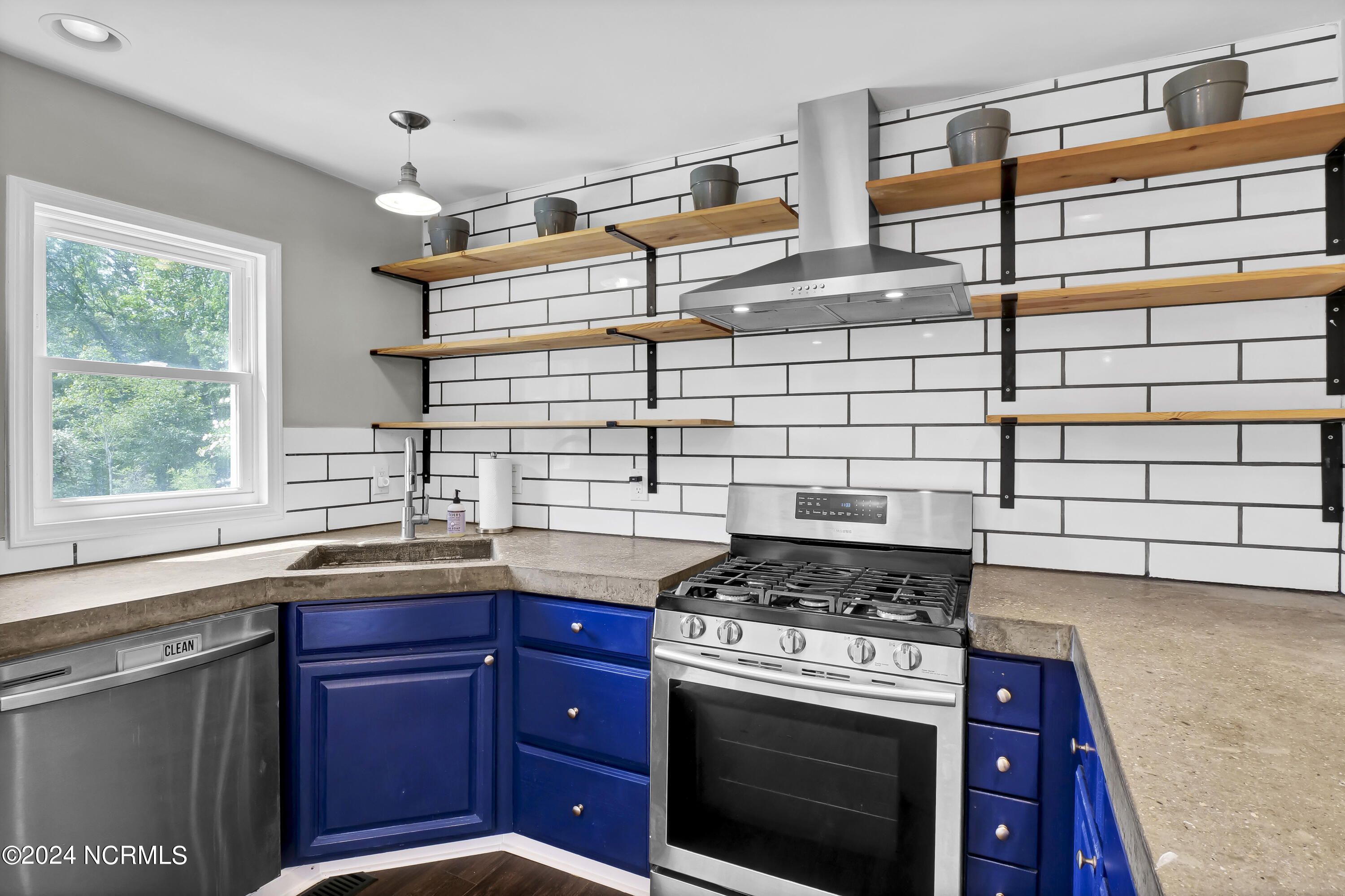 100546361 | Photo 14