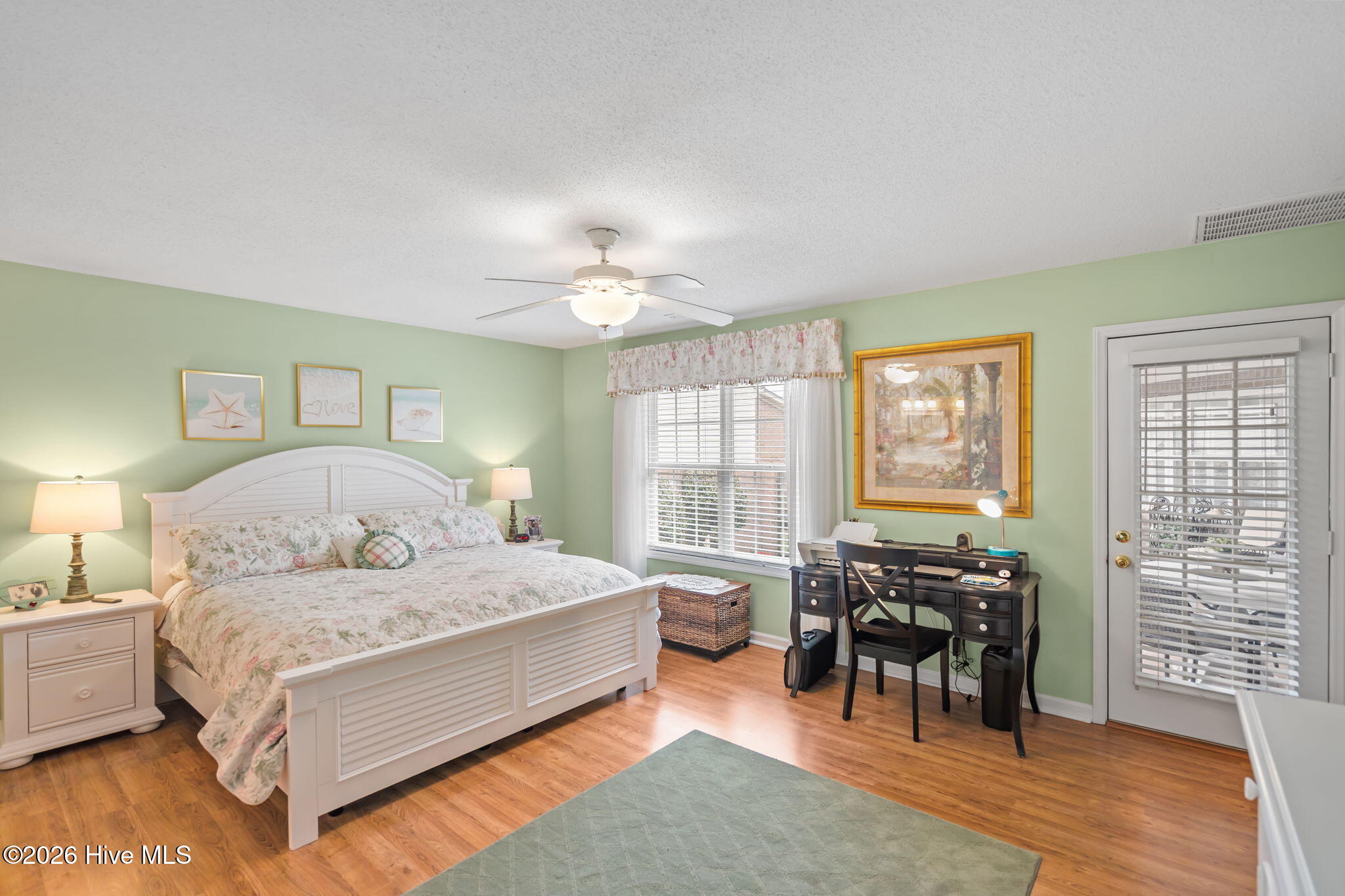 100557863 | Photo 26