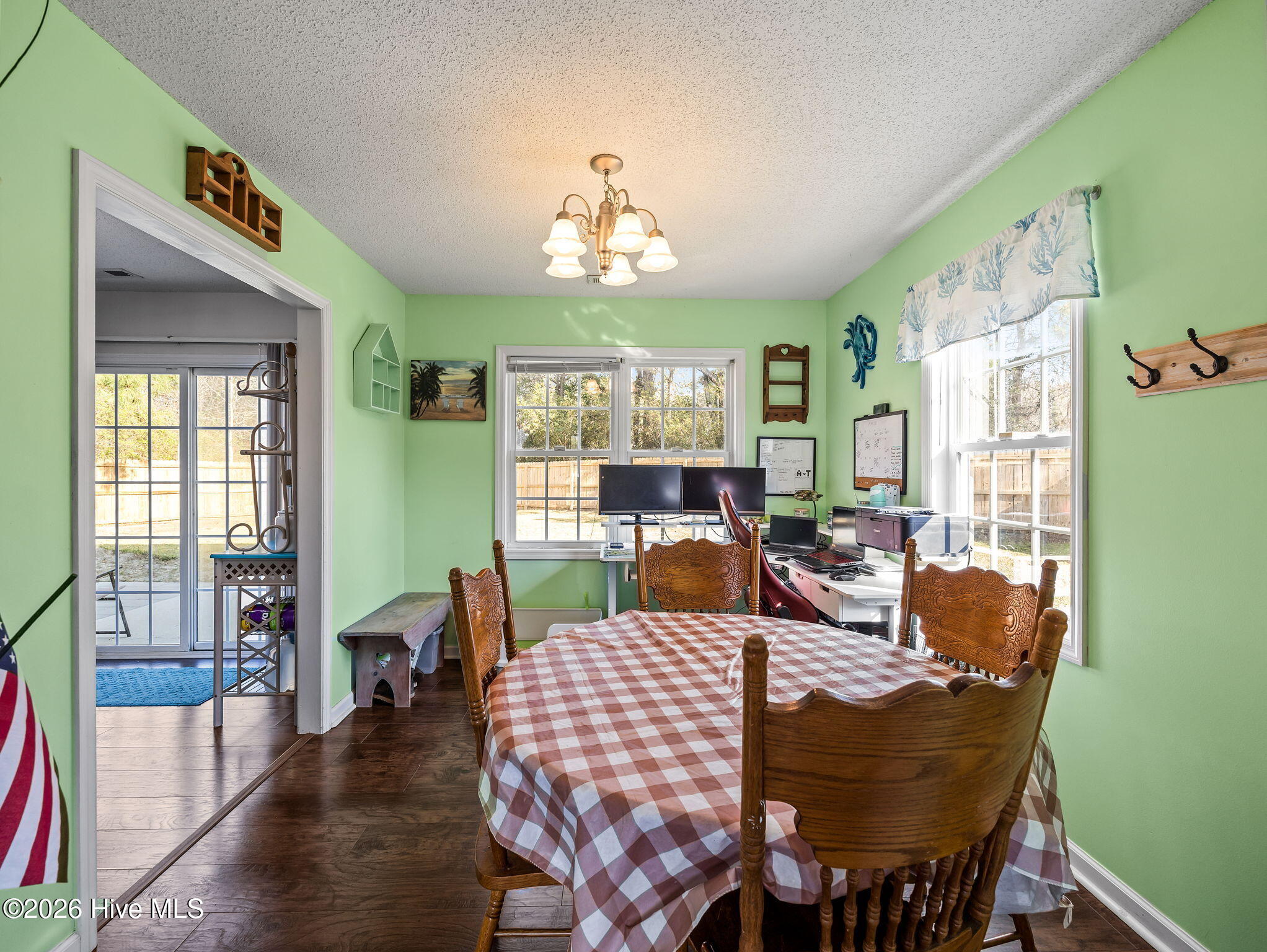 100568127 | Photo 18