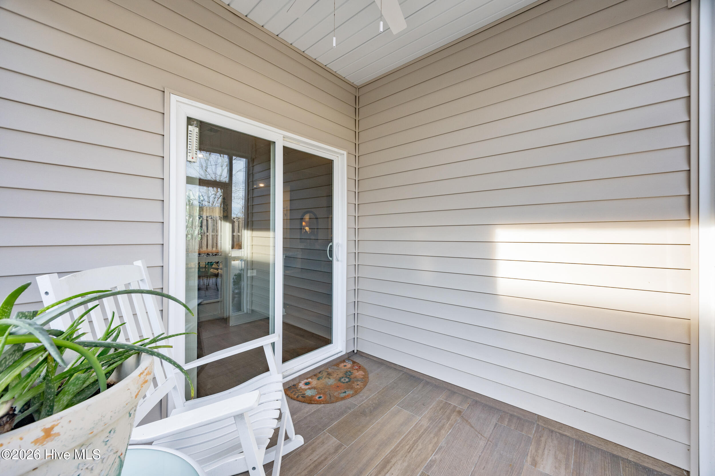 100549244 | Photo 24