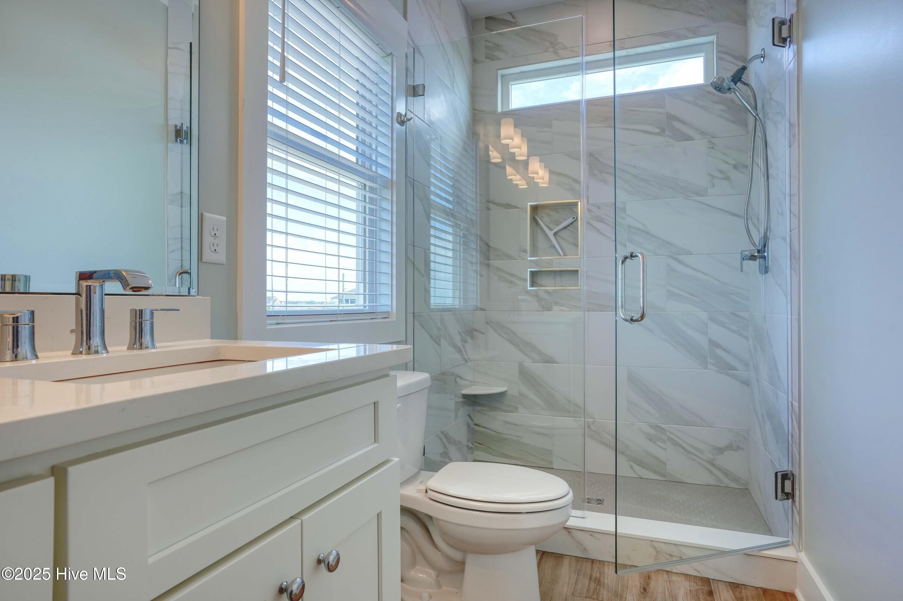 100522890 | Photo 55