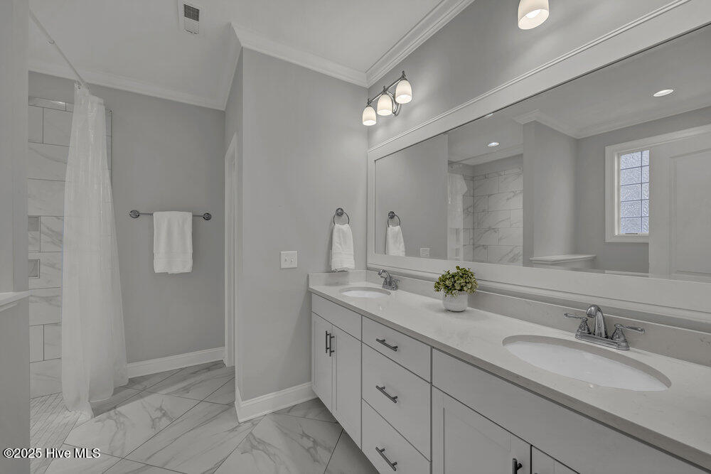 100542116 | Photo 16