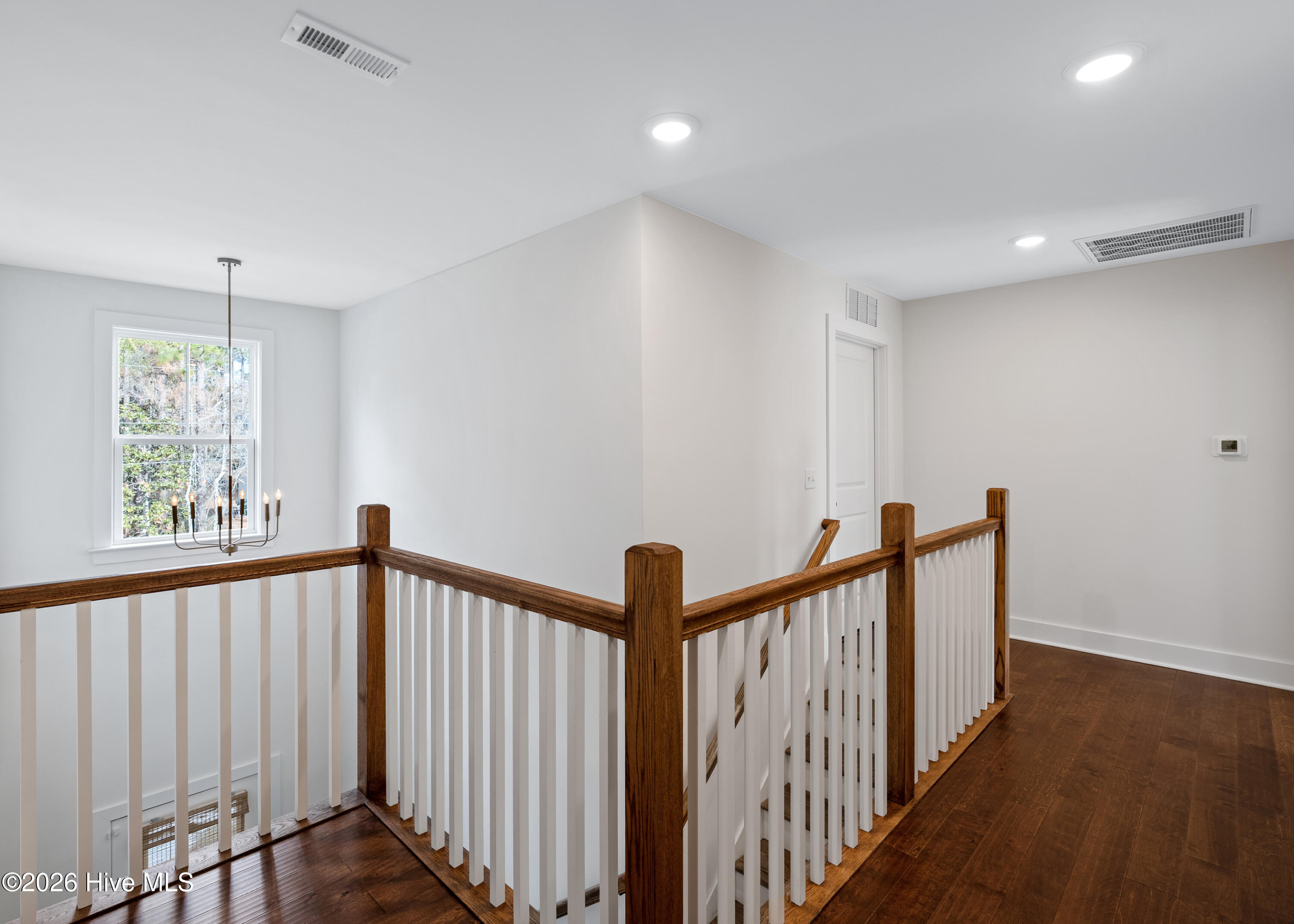 100548609 | Photo 26