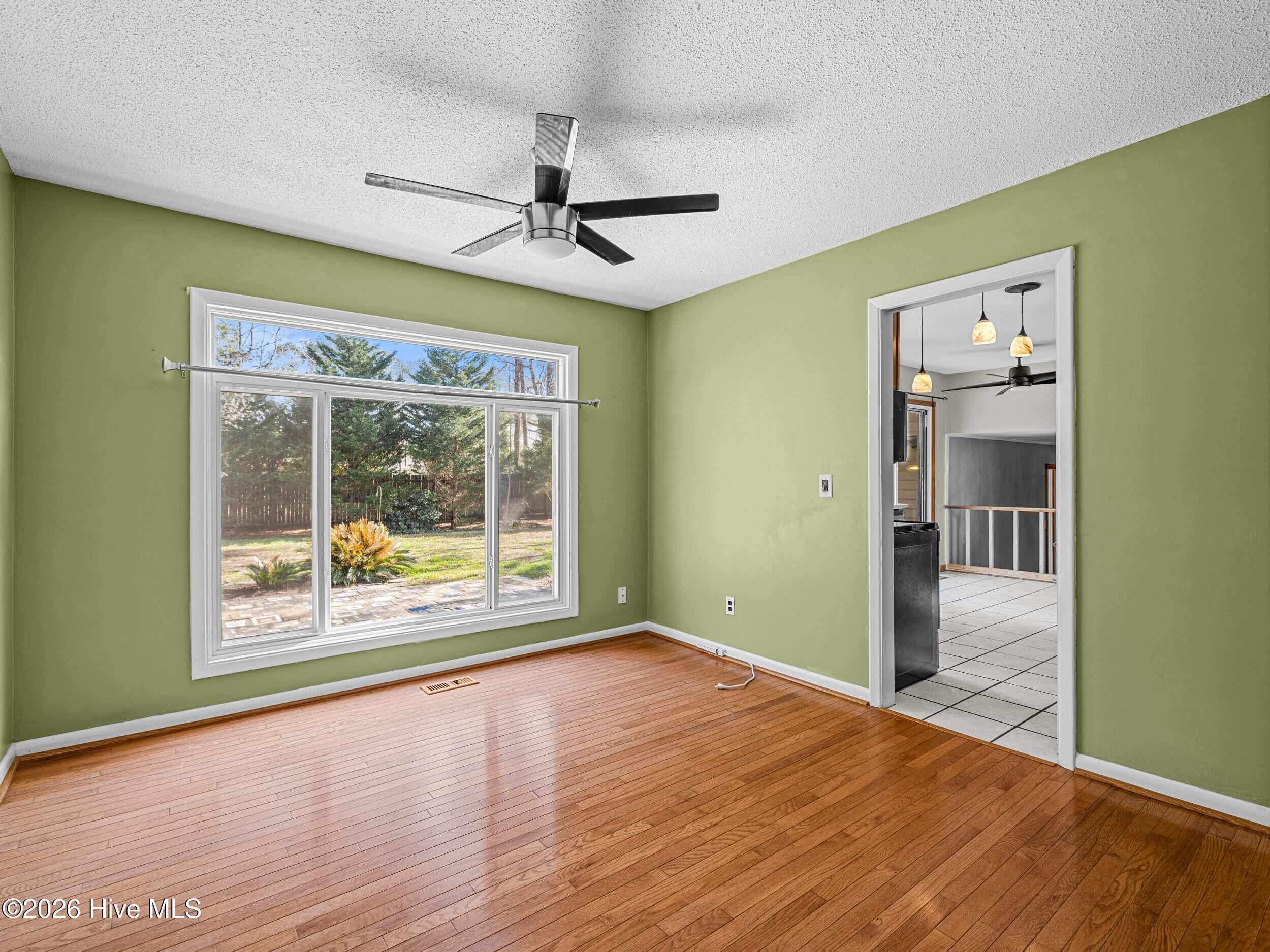 100561743 | Photo 12