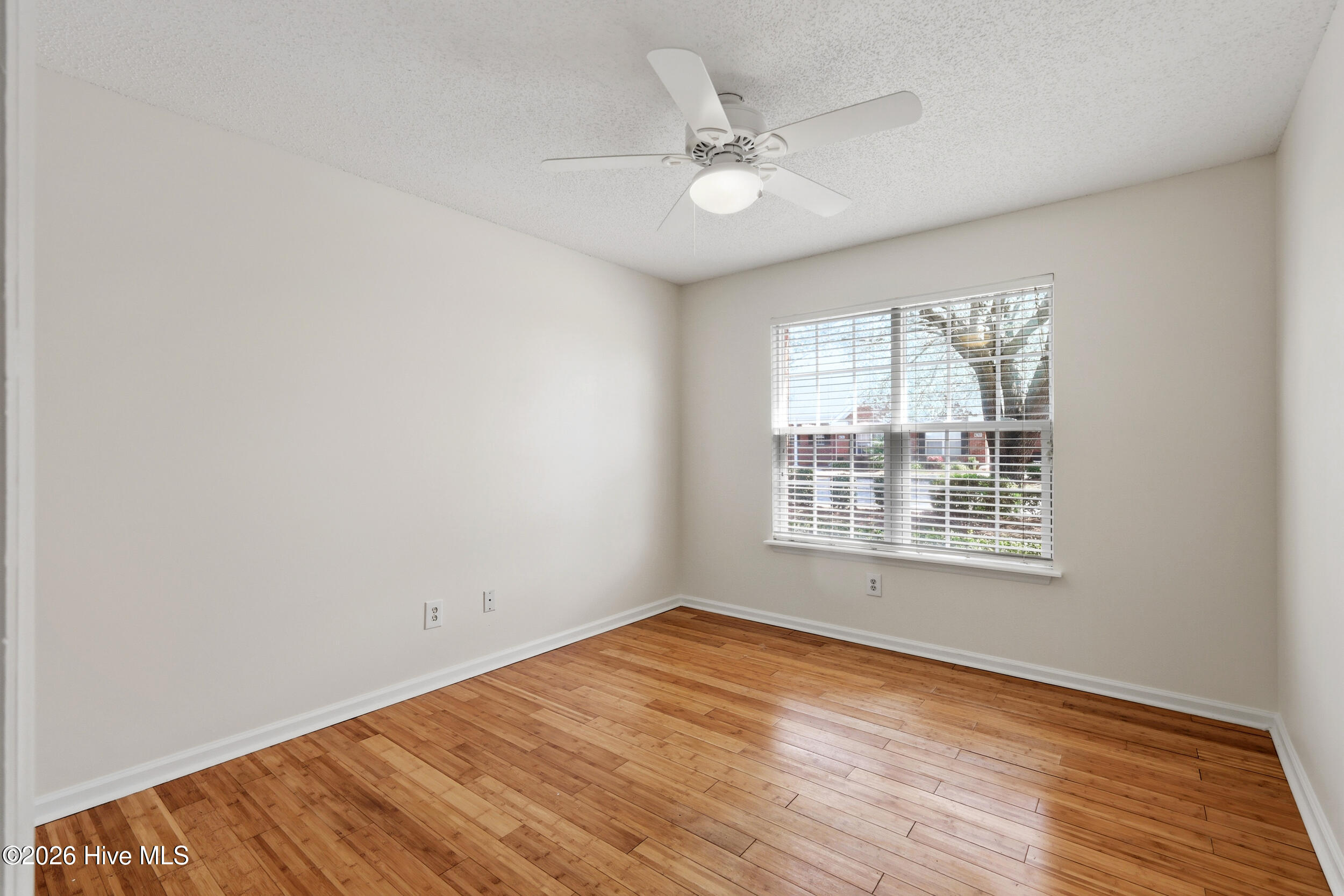 100560025 | Photo 18