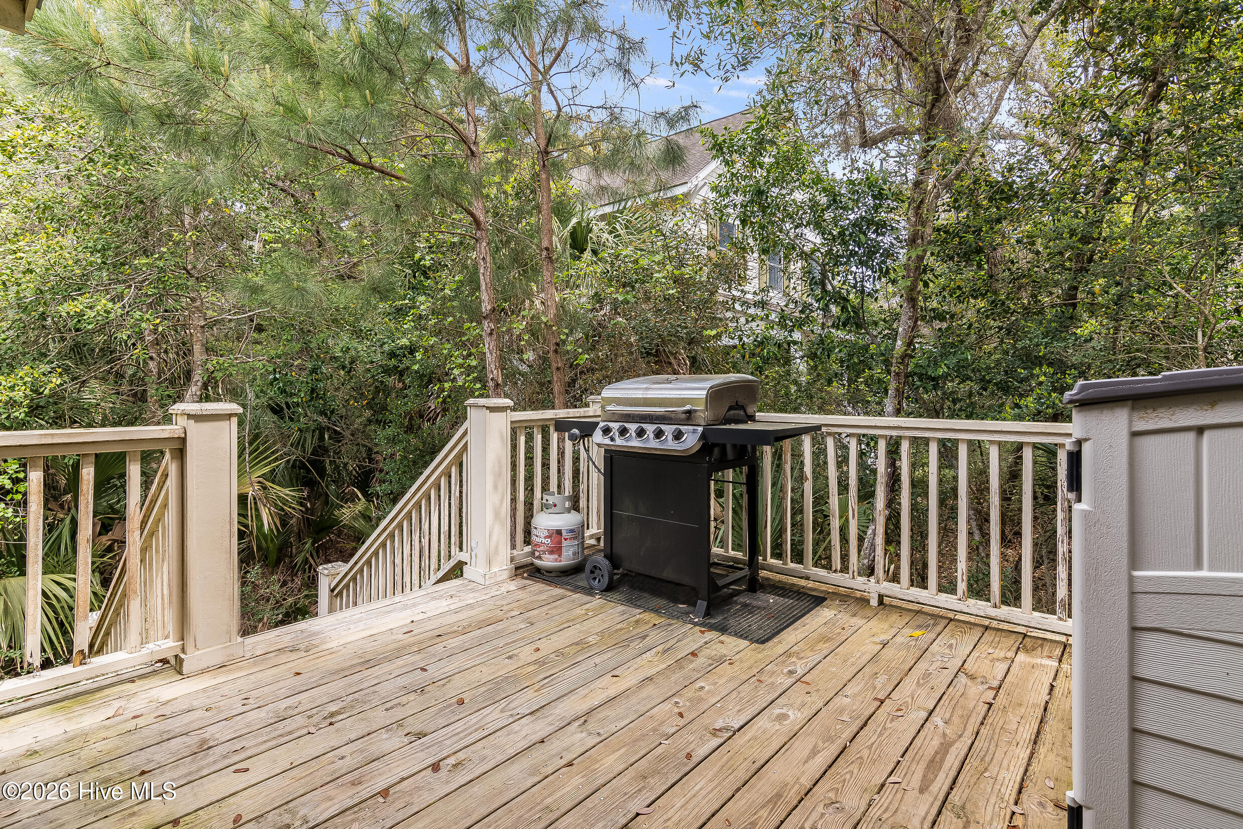 100570305 | Photo 37