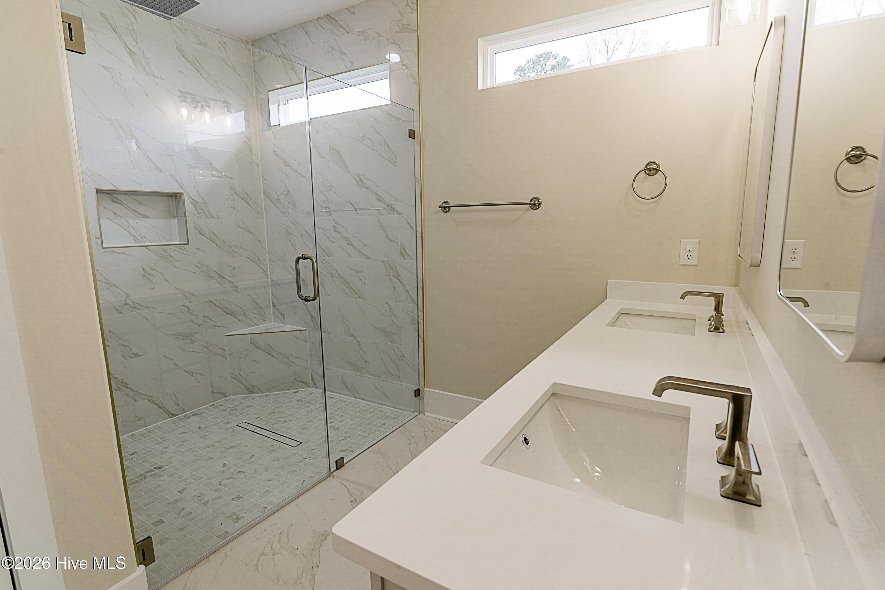 100547113 | Photo 31