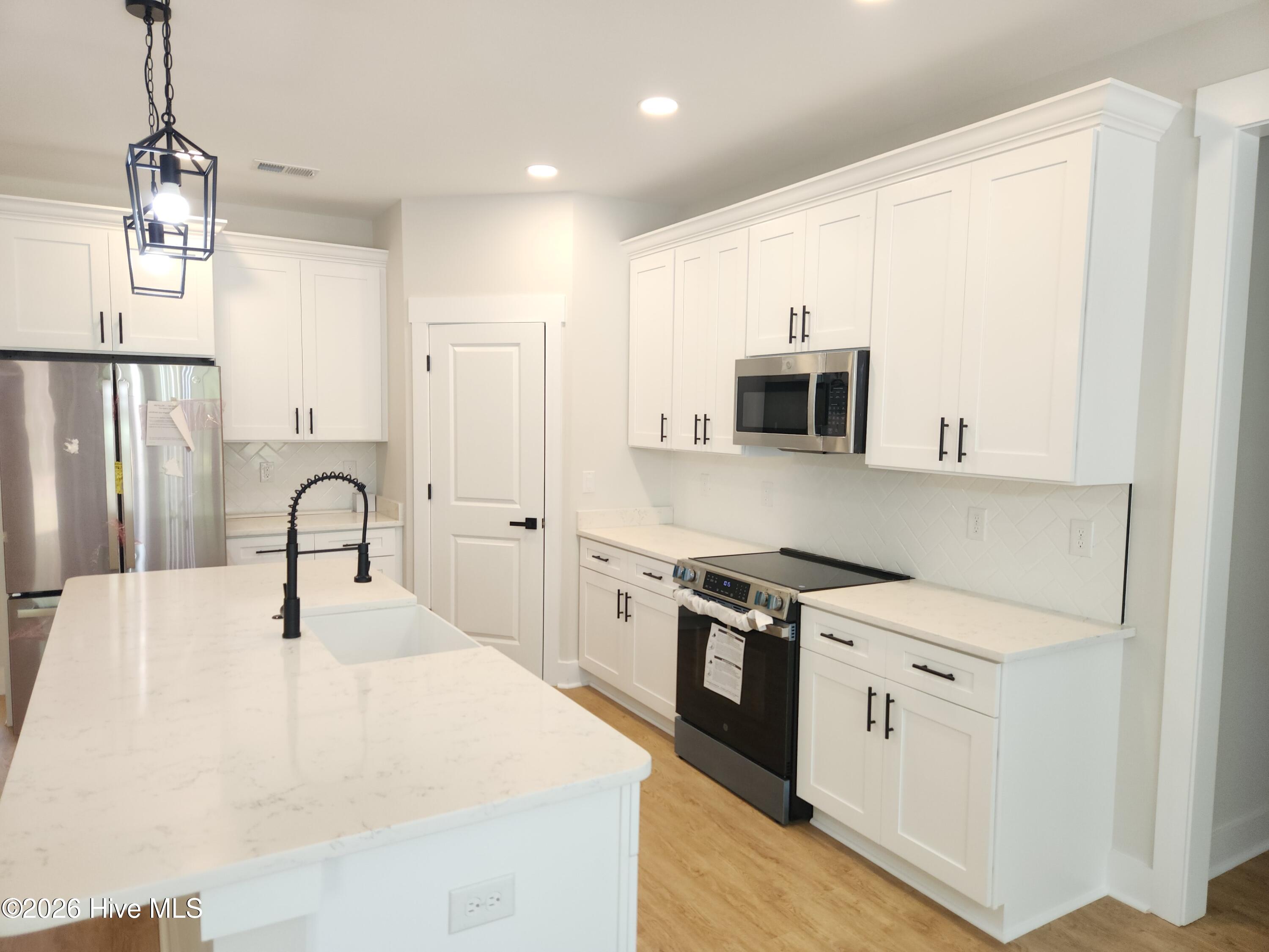 100567730 | Photo 14