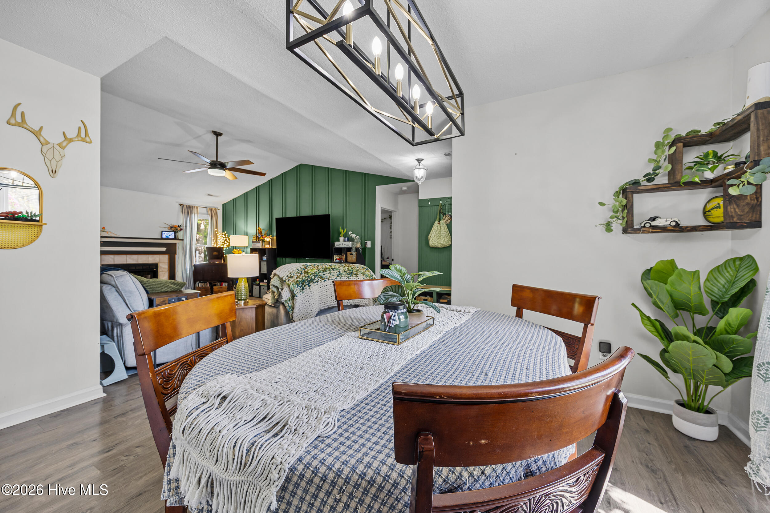 100566789 | Photo 26