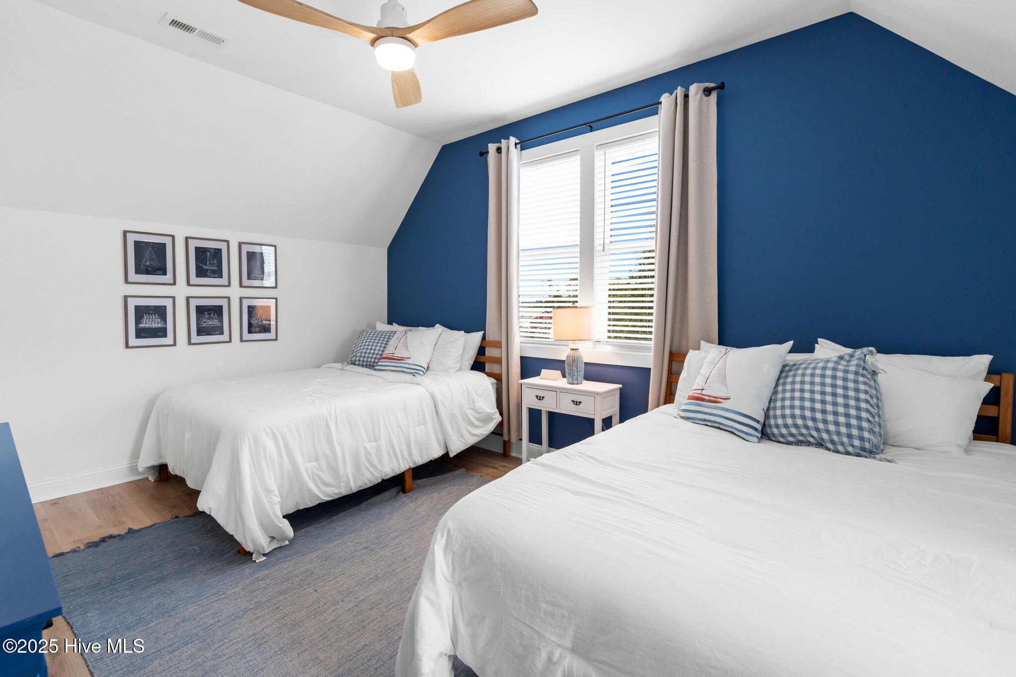 100548634 | Photo 35