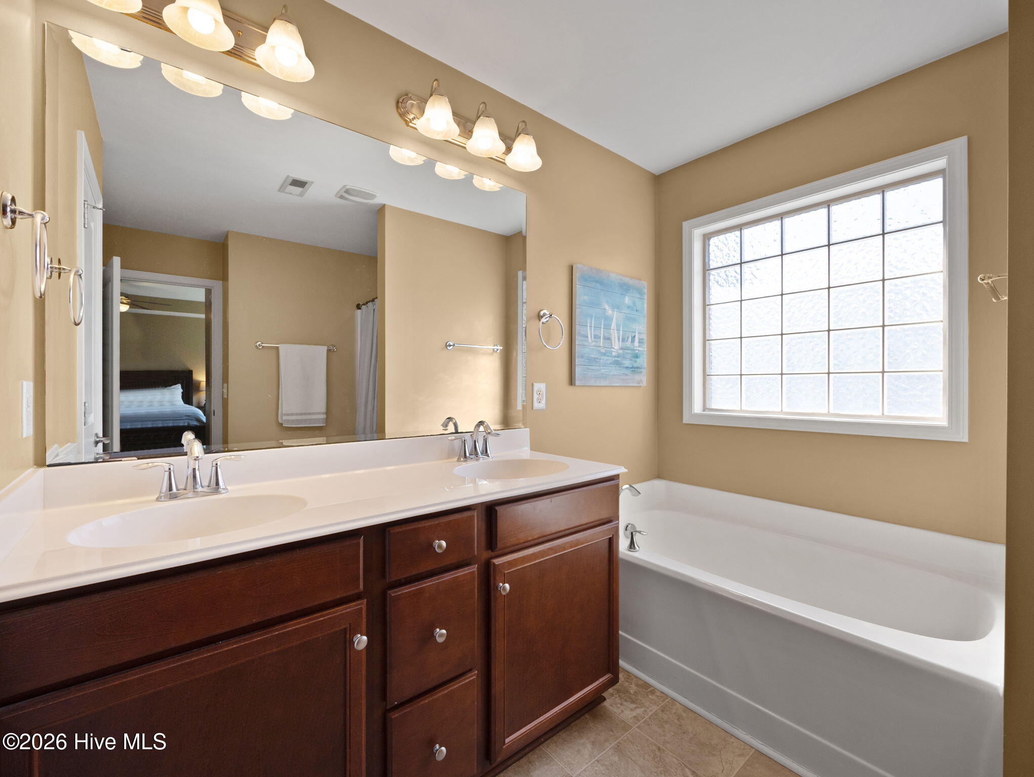 100565873 | Photo 27