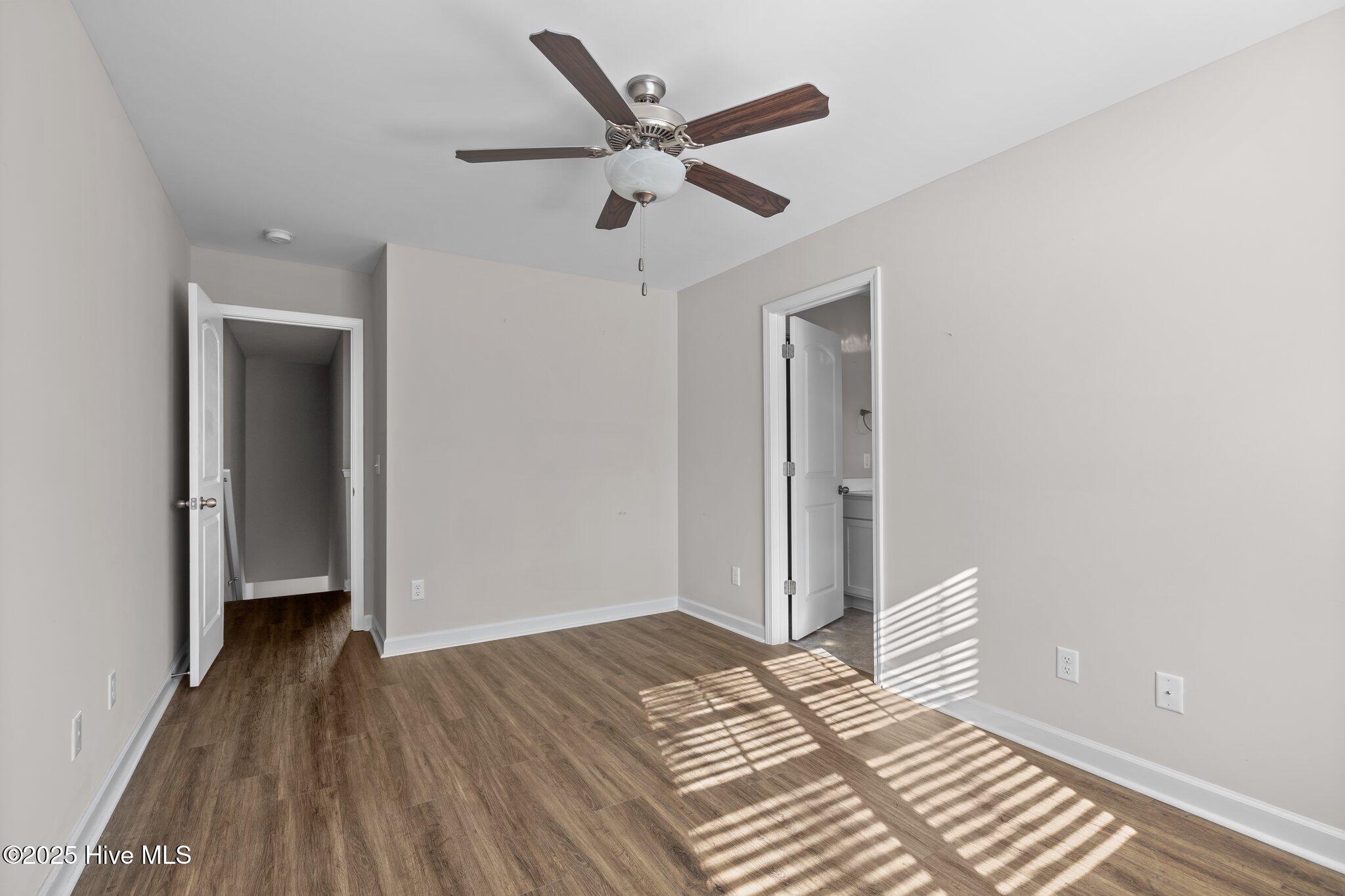 100563898 | Photo 32