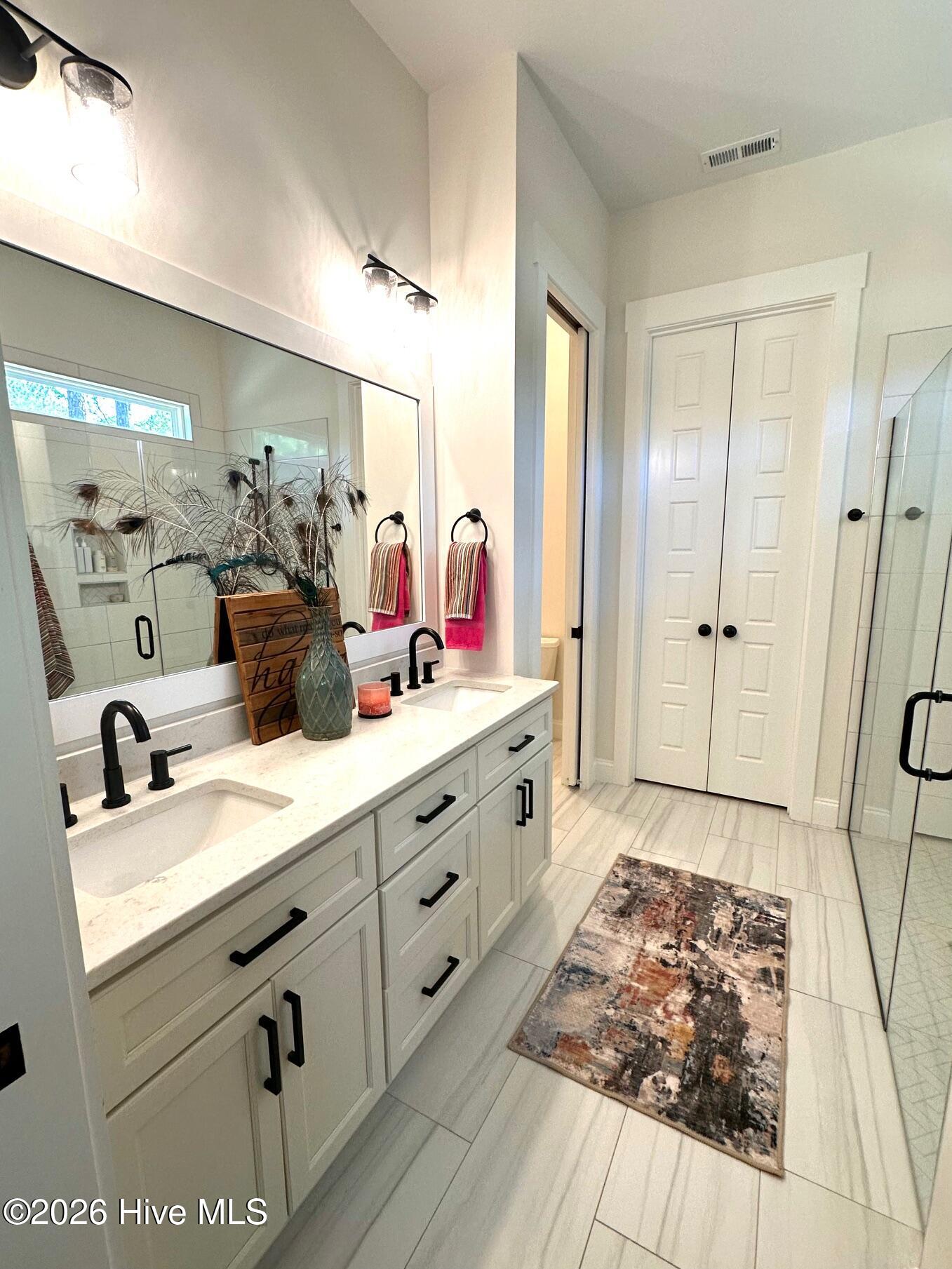 100565130 | Photo 25