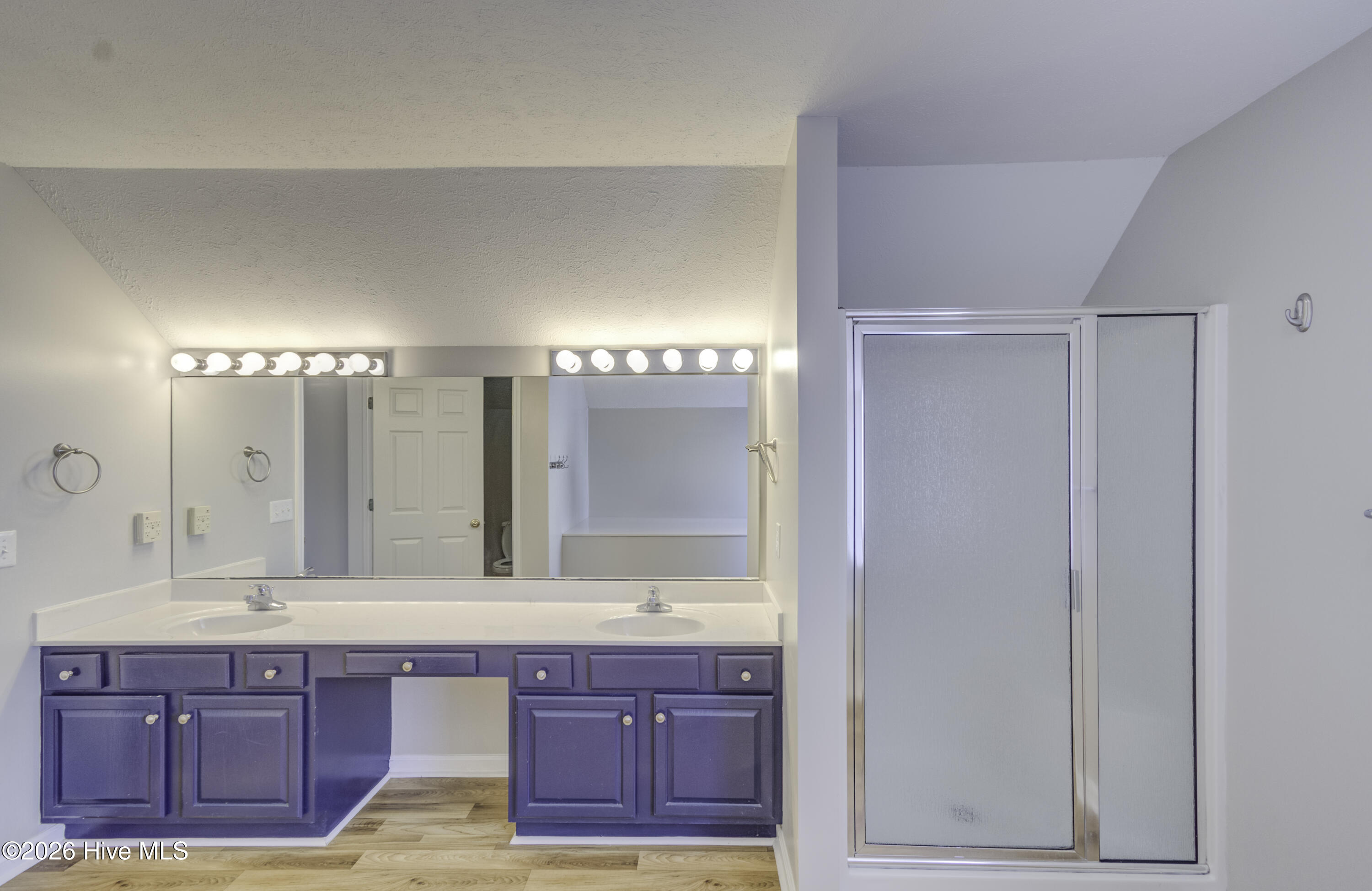 100549263 | Photo 44