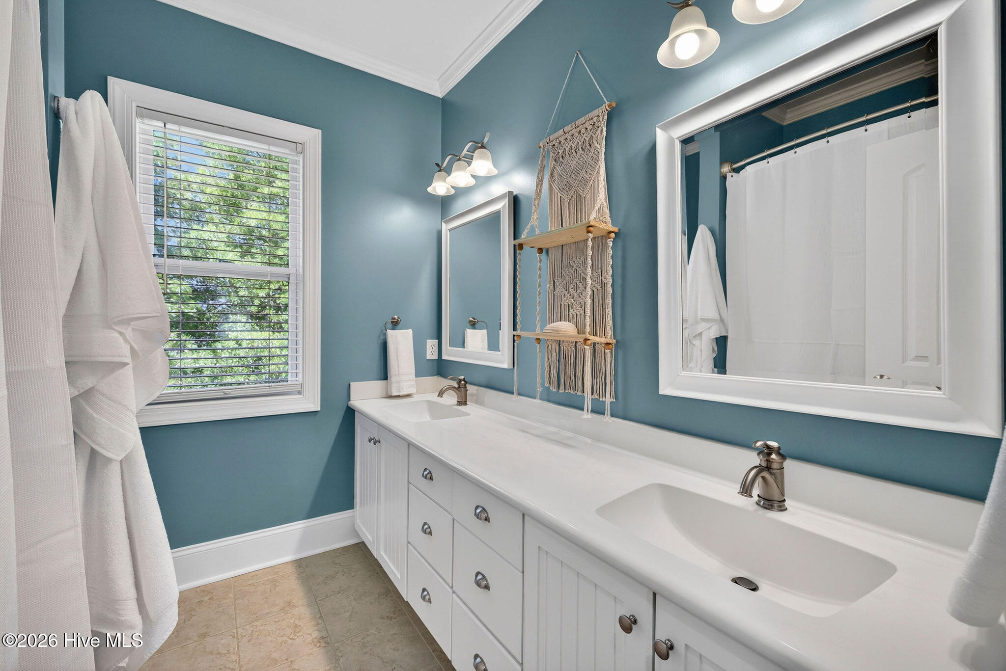 100570117 | Photo 36