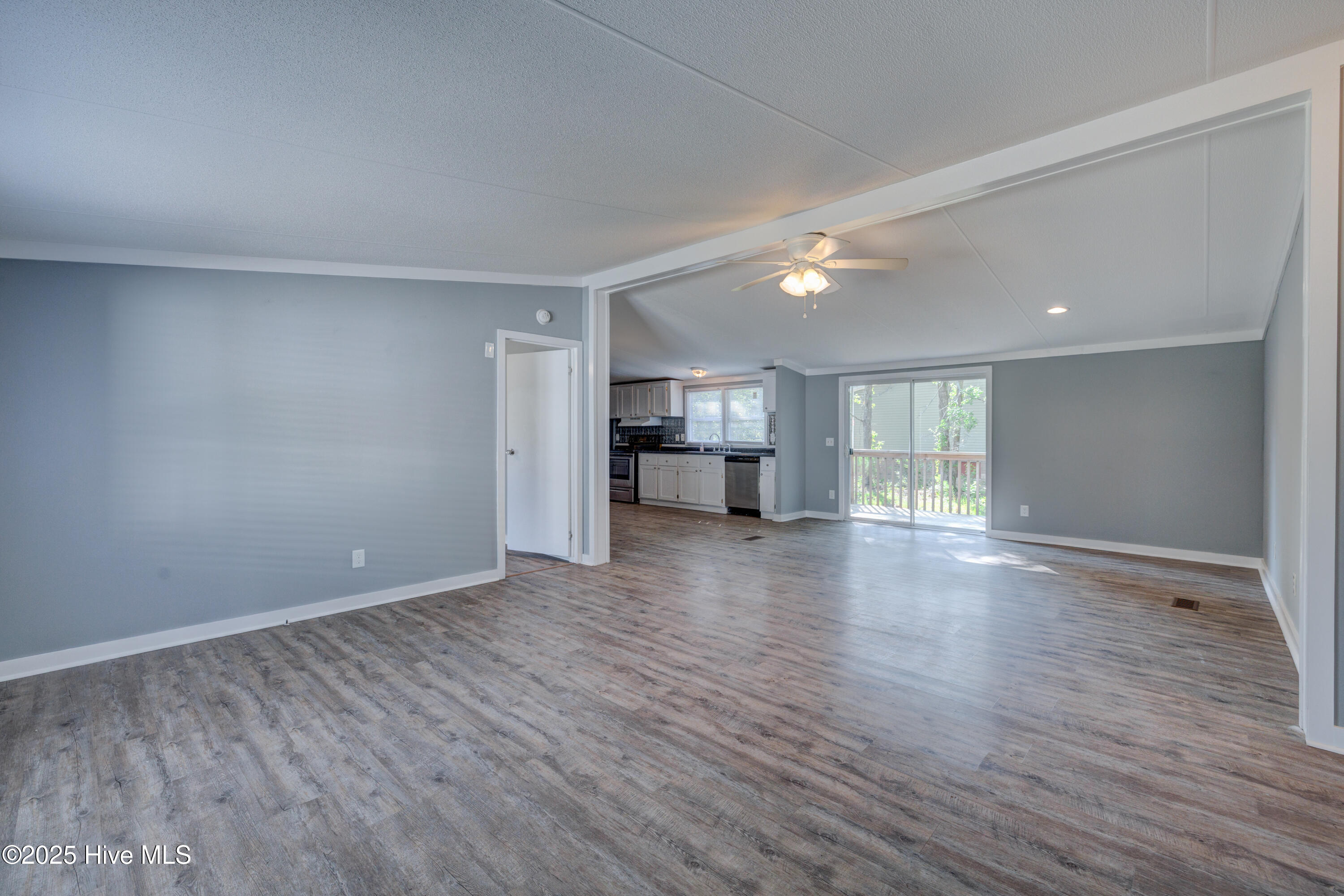 100516648 | Photo 11