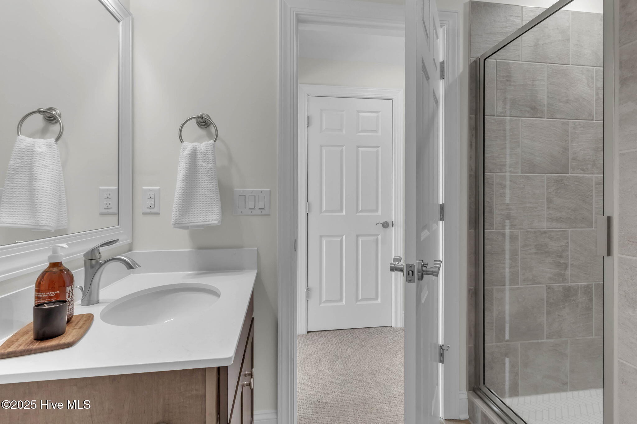 100543605 | Photo 35