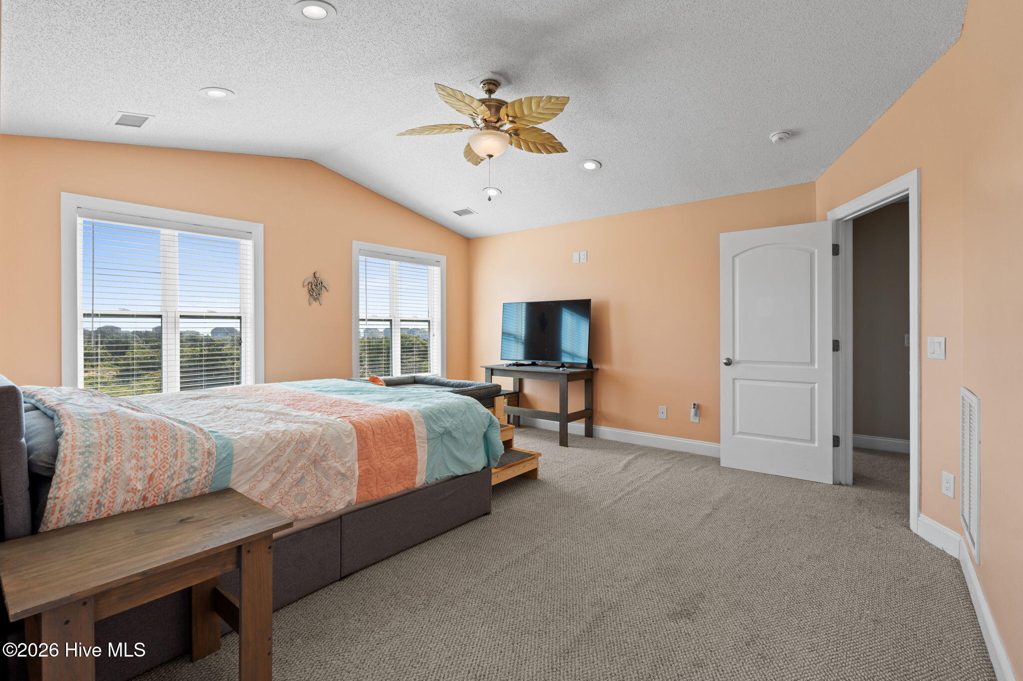 100561673 | Photo 15