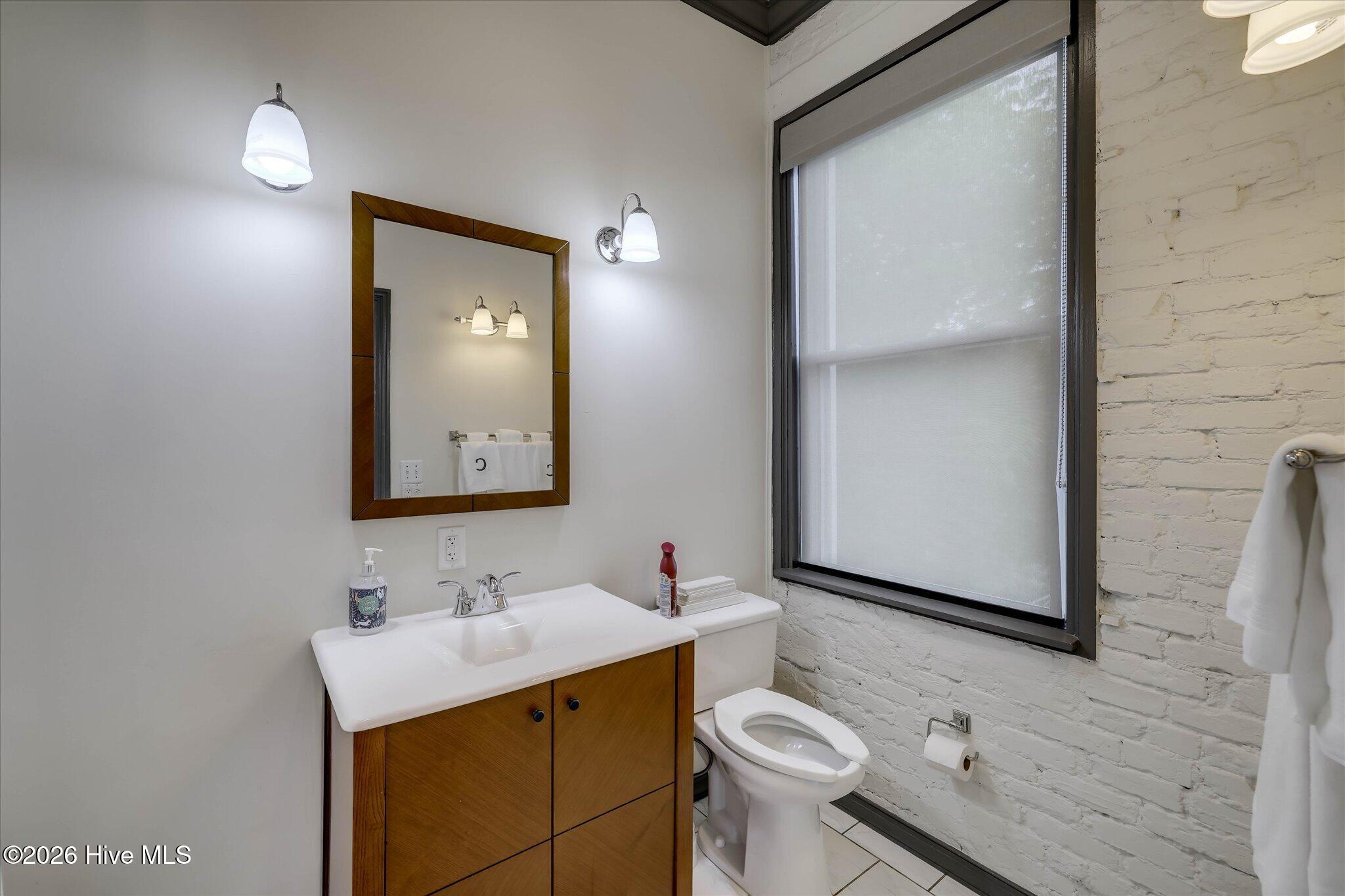 302 Park full bathroom
