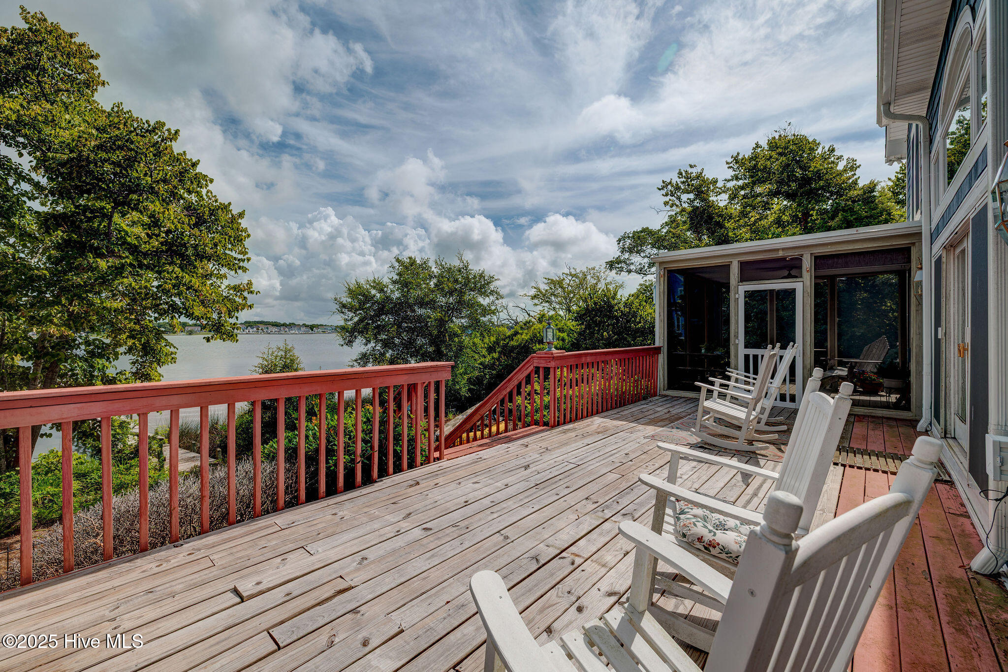 100519748 | Photo 19