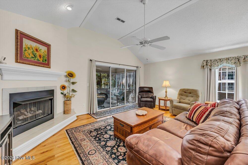 100558144 | Photo 11