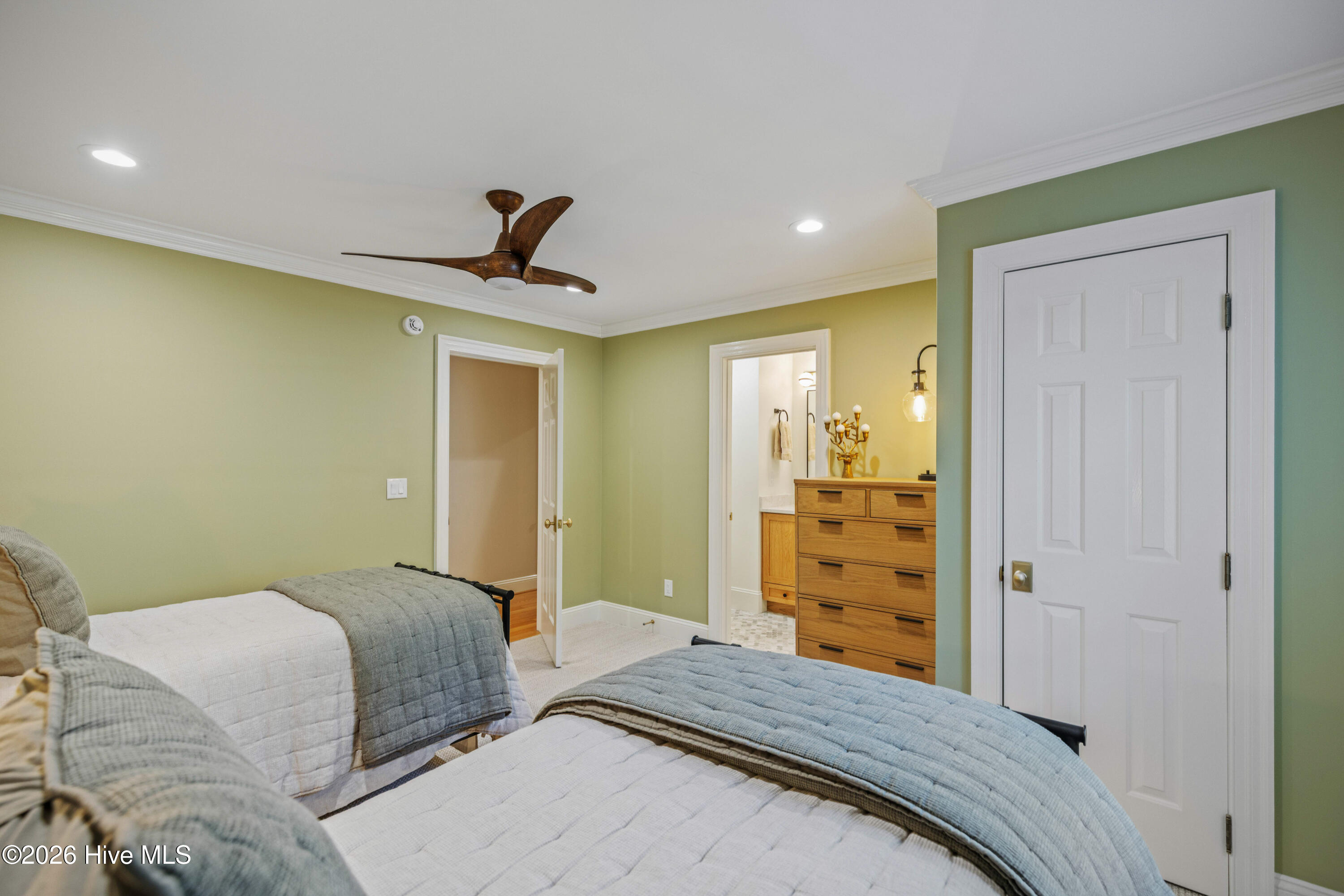 100555813 | Photo 59