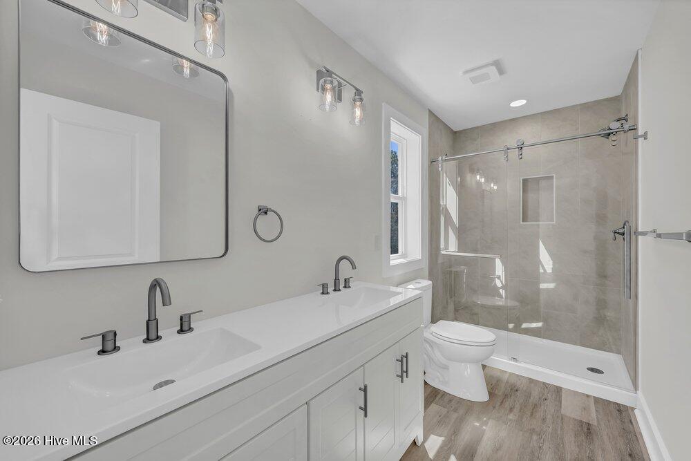 100561464 | Photo 16