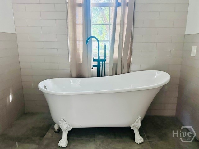 Soaking tub/ shower in mater ensuite