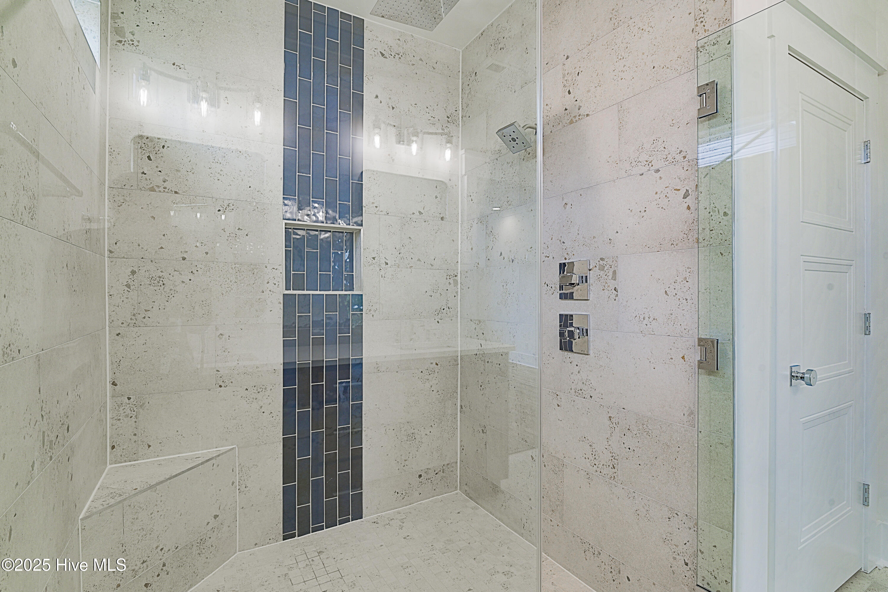 100520217 | Photo 28