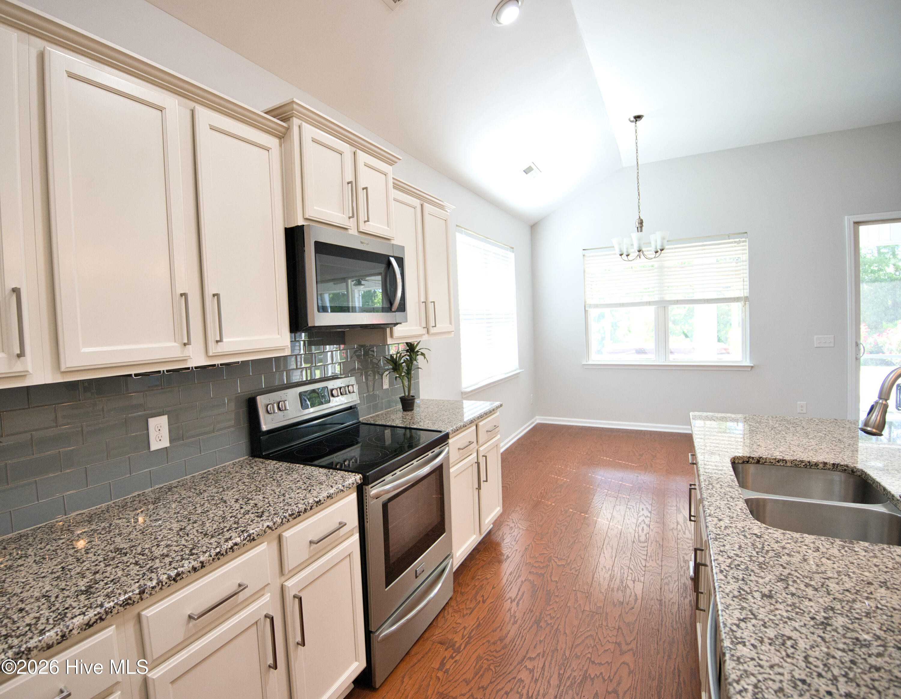 100569756 | Photo 17