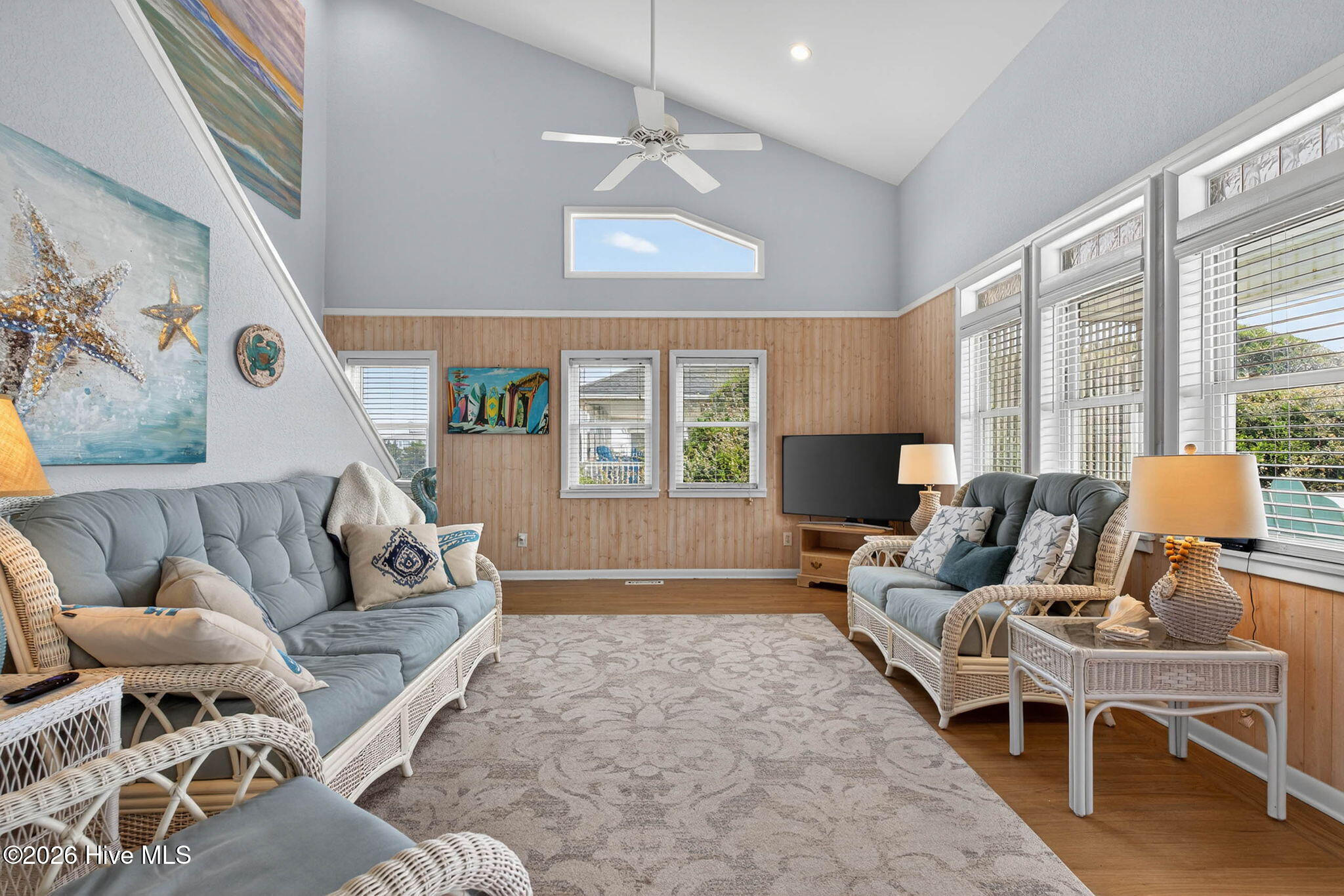 100562885 | Photo 10