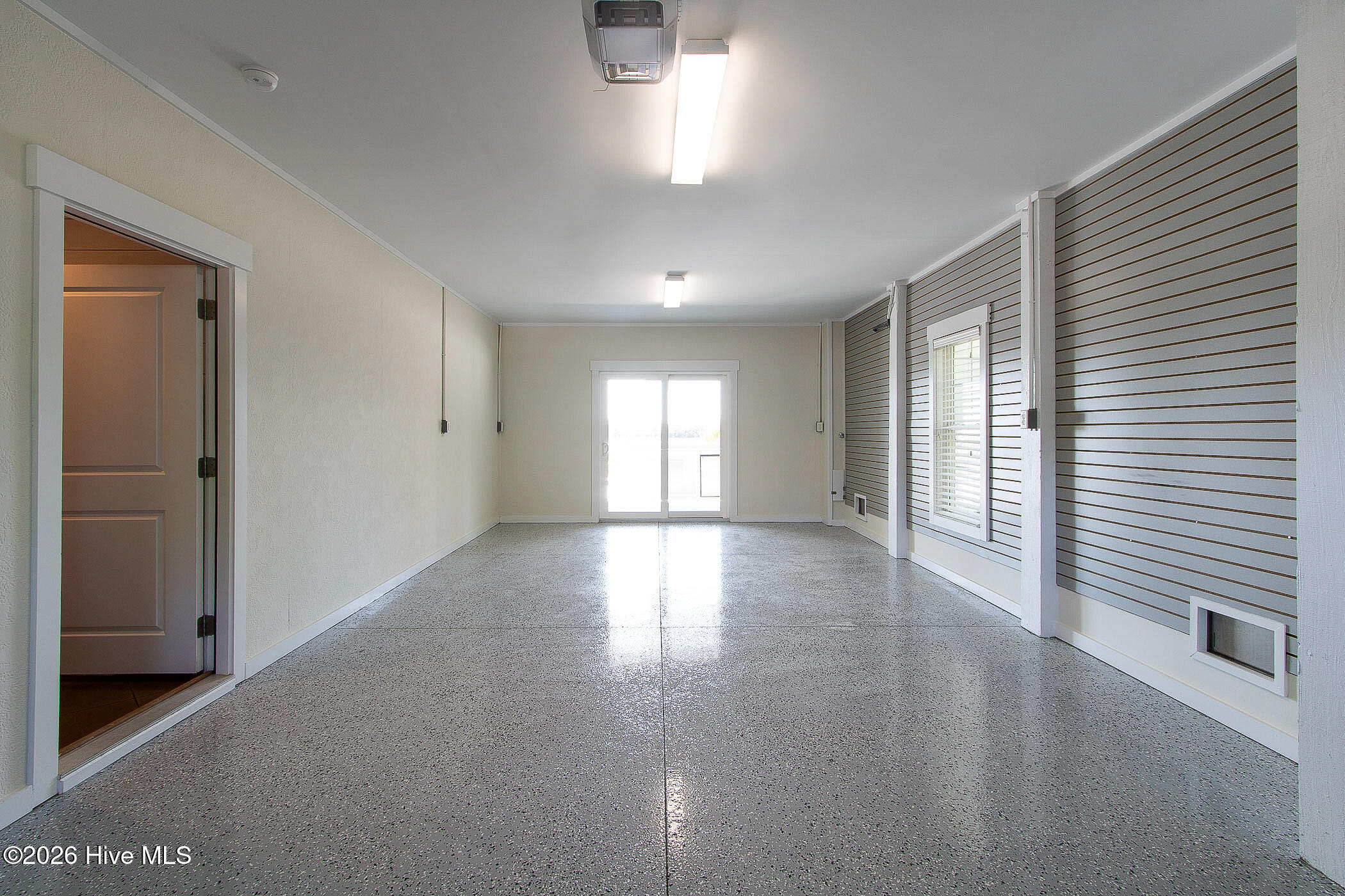 100568588 | Photo 85