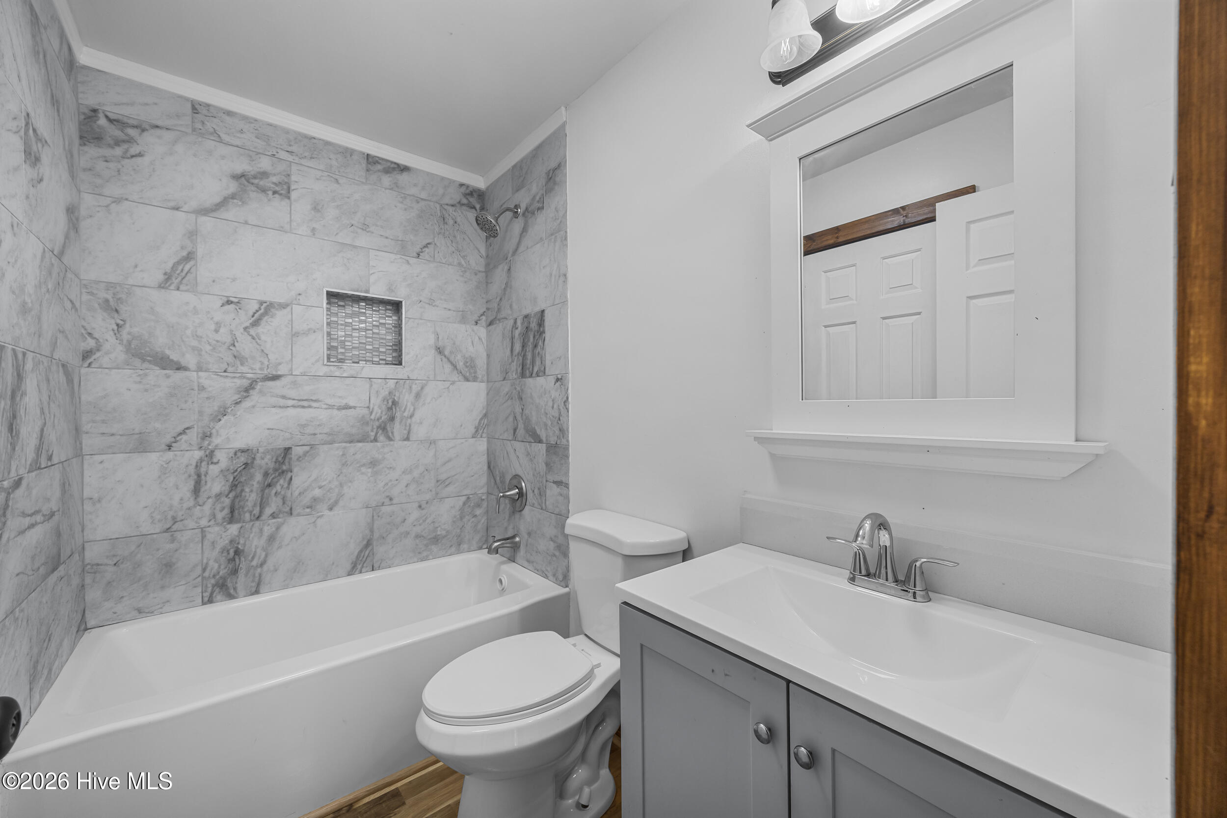 100568945 | Photo 33